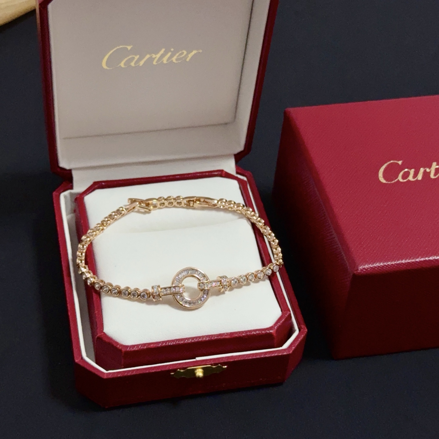 NO:557930,Cartier diamond-encrusted bracelet, high-end customized version, diamond-encrusted craftsmanship, V-gold material, classic and fashionable style, reconstructing the aesthetics of love with sharp lines!  Breaking the rules, the diamond-encrusted design actually achieves the ceiling of high-end sense - no need for flashy accumulation, love should be as pure as ever. Cartier is loved by many celebrities and Internet celebrities. The Leopard series bracelet is absolutely an eternal classic, and it is not limited to men and women, and there is no age limit!  Wear it and you will be the center of attention!  , jewelry boutique,cartier,bracelet,bracelet19860909卡地亚镶钻手链 高端定制版本 镶嵌钻工艺 V金材质 经典而时尚风格 用凌厉线条重构爱情美学！打破常规,镶嵌钻设计反而成就高级感天花板——无需浮华堆砌,爱本应纯粹如初 卡地亚受众多明星网红的爱戴 豹子系列手镯 绝对是永恒经典 而且男女不限 年龄不限 ！戴上它你就是焦点！,饰品精品,cartier,bracelet,bracelet,Jewelry