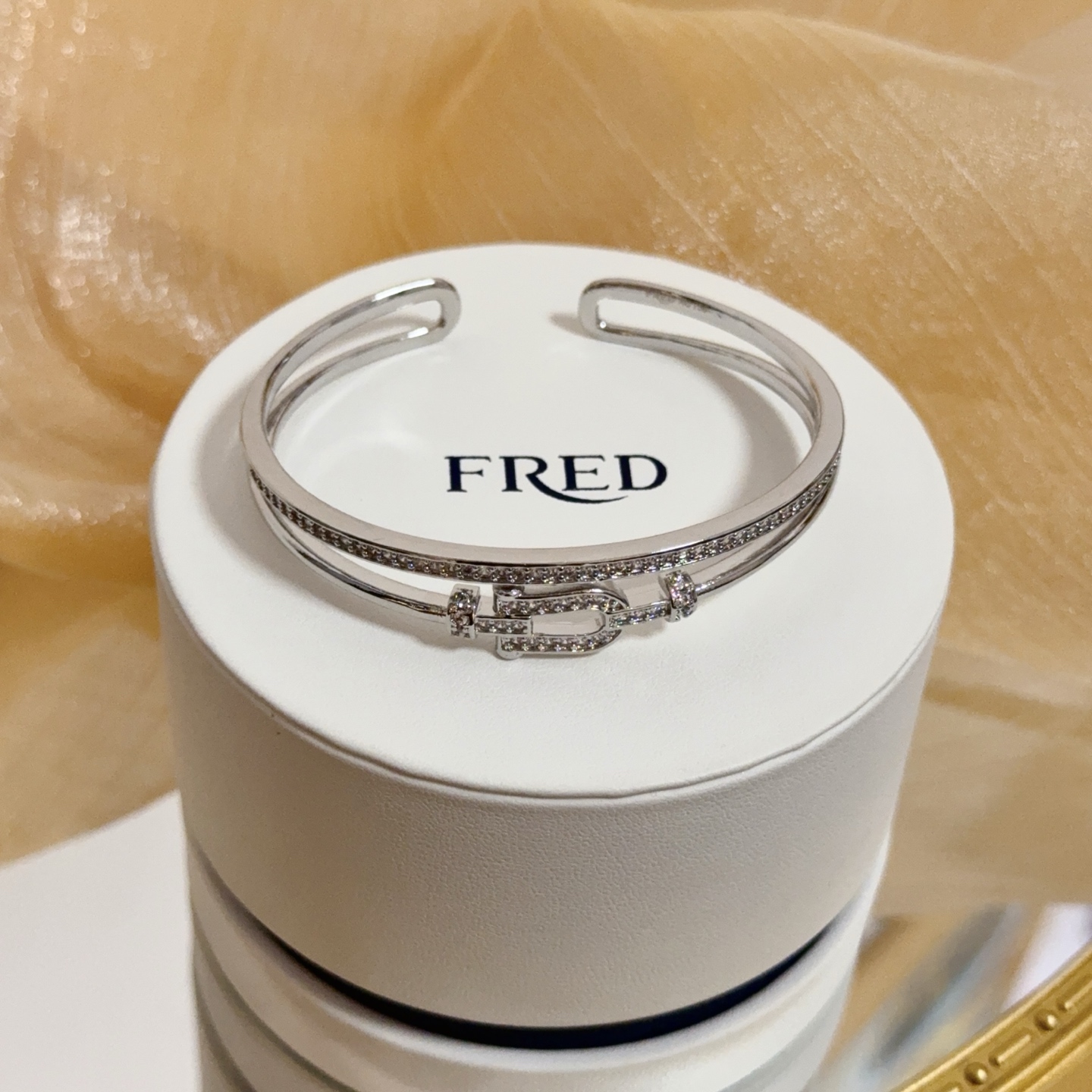 NO:557873,Popular Frederic full diamond horseshoe buckle bracelet, classic and versatile, a must-have item for fashionistas, fashionable and exquisite, 11 pairs of customized versions, thickened 18k electroplating process, the effect is very versatile!  !  , jewelry boutique, bracelet19860909火爆 费雷德满钻马蹄扣手镯 经典百搭,网红达人 时尚一族备必单品,时尚精致,11对版定制,加厚电镀18k工艺,上手效果非常百搭！！,饰品精品,bracelet,Jewelry