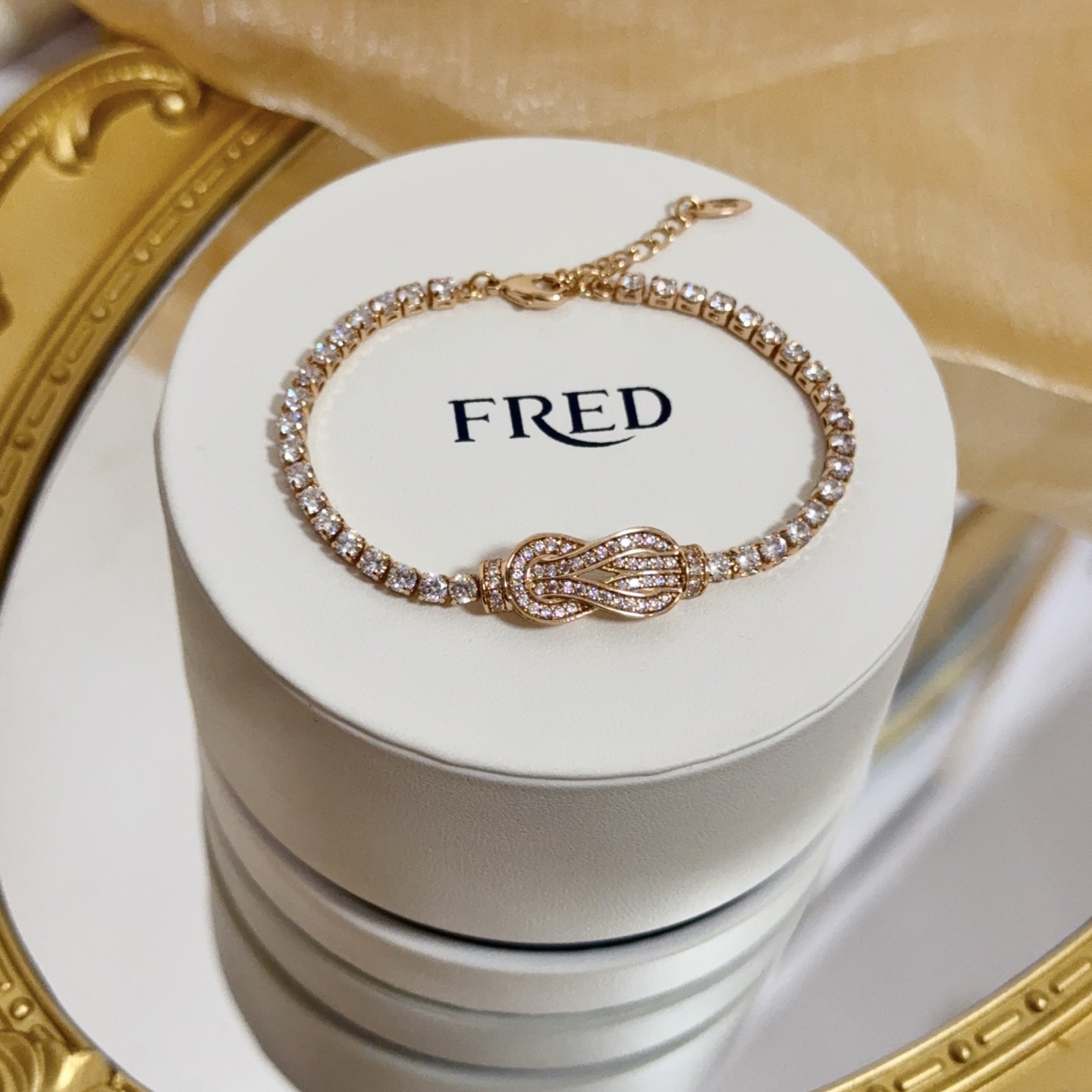 NO:557882,Popular Frederic full diamond horseshoe buckle bracelet, classic and versatile, a must-have item for fashionistas, fashionable and exquisite, 11 pairs of customized versions, thickened 18k electroplating process, the effect is very versatile!  !  , jewelry boutique, bracelet19860909火爆 费雷德满钻马蹄扣手链 经典百搭,网红达人 时尚一族备必单品,时尚精致,11对版定制,加厚电镀18k工艺,上手效果非常百搭！！,饰品精品,bracelet,Jewelry