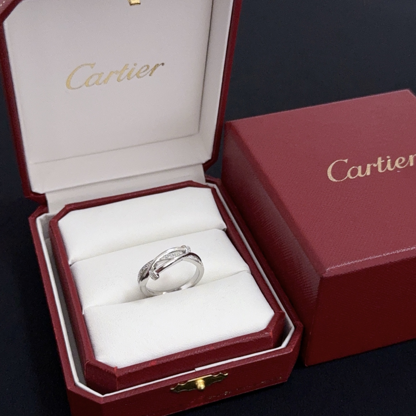 NO:558602,Cartier diamond-set ring, high-end customized version, diamond-set technology, V gold material, classic and fashionable style, using sharp lines to reconstruct the aesthetics of love!  Breaking the rules, the diamond-encrusted design actually achieves the ceiling of high-end sense - no need for flashy accumulation, love should be as pure as ever. Cartier is loved by many celebrities and Internet celebrities. The Leopard series bracelet is absolutely an eternal classic, and it is not limited to men and women, and there is no age limit!  Wear it and you will be the center of attention!  , jewelry boutique, cartier, ring, bracelet19860909卡地亚镶钻戒指 高端定制版本 镶嵌钻工艺 V金材质 经典而时尚风格 用凌厉线条重构爱情美学！打破常规,镶嵌钻设计反而成就高级感天花板——无需浮华堆砌,爱本应纯粹如初 卡地亚受众多明星网红的爱戴 豹子系列手镯 绝对是永恒经典 而且男女不限 年龄不限 ！戴上它你就是焦点！,饰品精品,cartier,ring,bracelet,Jewelry
