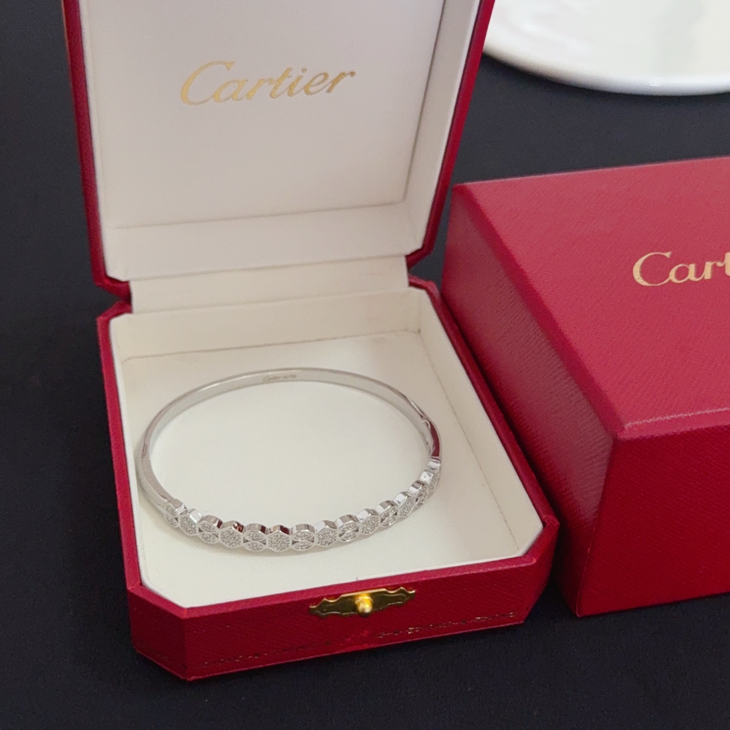 NO:558604,Cartier diamond-encrusted bracelet, high-end customized version, diamond-encrusted craftsmanship, V gold material, classic and fashionable style, reconstruct the aesthetics of love with sharp lines!  Breaking the rules, the diamond-encrusted design actually achieves the ceiling of high-end sense - no need for flashy accumulation, love should be as pure as ever. Cartier is loved by many celebrities and Internet celebrities. The Leopard series bracelet is absolutely an eternal classic, and it is not limited to men and women, and there is no age limit!  Wear it and you will be the center of attention!  , jewelry boutique, cartier, bracelet19860909卡地亚镶钻手镯 高端定制版本 镶嵌钻工艺 V金材质 经典而时尚风格 用凌厉线条重构爱情美学！打破常规,镶嵌钻设计反而成就高级感天花板——无需浮华堆砌,爱本应纯粹如初 卡地亚受众多明星网红的爱戴 豹子系列手镯 绝对是永恒经典 而且男女不限 年龄不限 ！戴上它你就是焦点！,饰品精品,cartier,bracelet,Jewelry