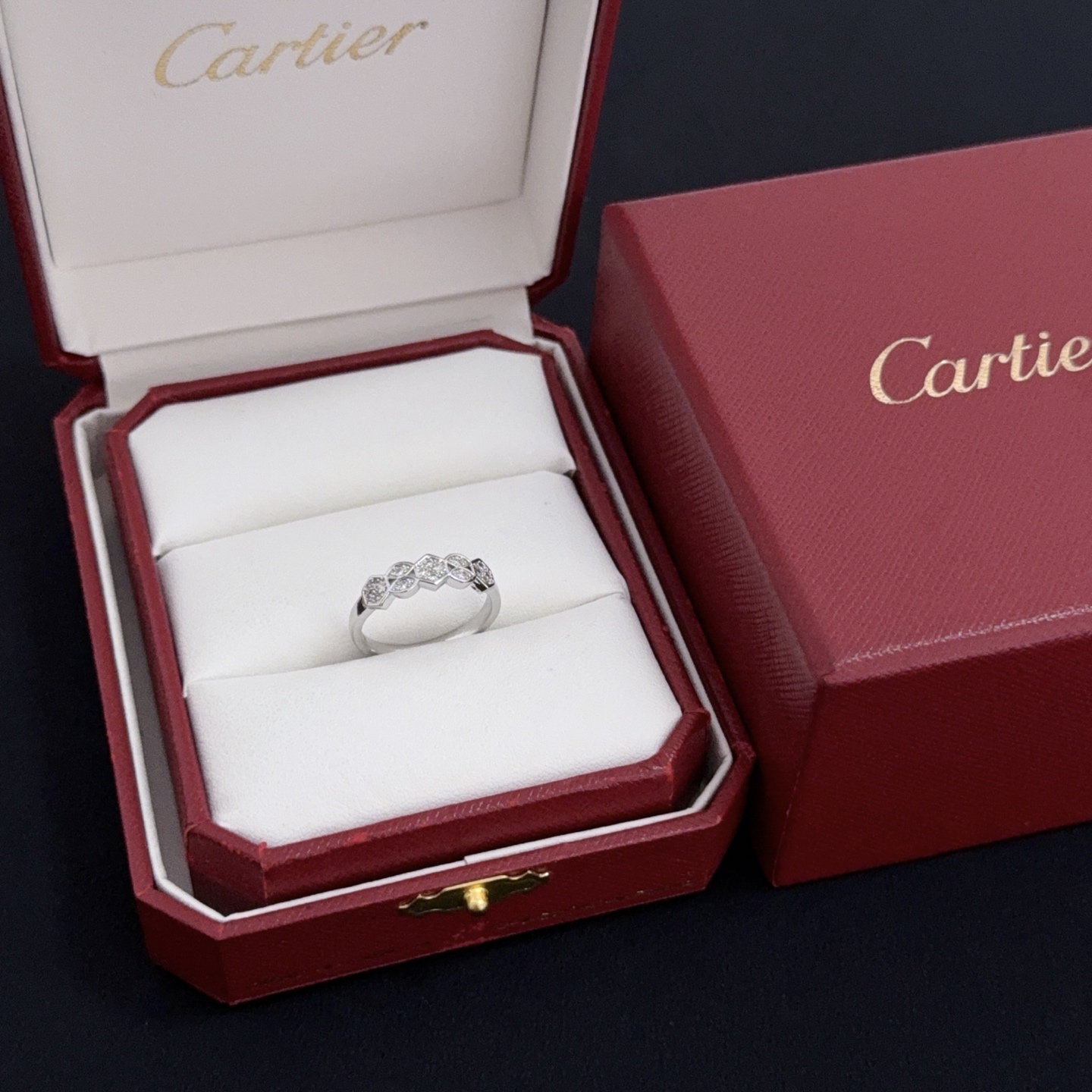 NO:558605,Cartier diamond-set ring, high-end customized version, diamond-set technology, V gold material, classic and fashionable style, using sharp lines to reconstruct the aesthetics of love!  Breaking the rules, the diamond-encrusted design actually achieves the ceiling of high-end sense - no need for flashy accumulation, love should be as pure as ever. Cartier is loved by many celebrities and Internet celebrities. The Leopard series bracelet is absolutely an eternal classic, and it is not limited to men and women, and there is no age limit!  Wear it and you will be the center of attention!  , jewelry boutique, cartier, ring, bracelet19860909卡地亚镶钻戒指 高端定制版本 镶嵌钻工艺 V金材质 经典而时尚风格 用凌厉线条重构爱情美学！打破常规,镶嵌钻设计反而成就高级感天花板——无需浮华堆砌,爱本应纯粹如初 卡地亚受众多明星网红的爱戴 豹子系列手镯 绝对是永恒经典 而且男女不限 年龄不限 ！戴上它你就是焦点！,饰品精品,cartier,ring,bracelet,Jewelry