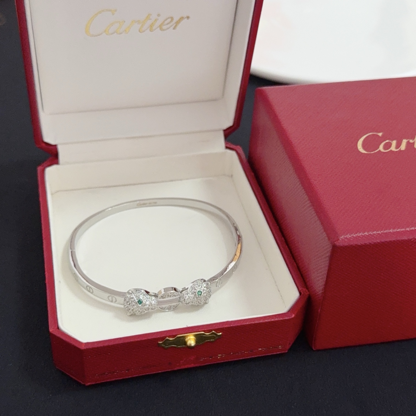 NO:558606,Cartier diamond-encrusted cheetah bracelet, high-end customized version, diamond-encrusted craftsmanship, V-gold material, classic and fashionable style, using sharp lines to reconstruct the aesthetics of love!  Breaking the rules, the diamond-encrusted design actually achieves the ceiling of high-end sense - no need for flashy accumulation, love should be as pure as ever. Cartier is loved by many celebrities and Internet celebrities. The Leopard series bracelet is absolutely an eternal classic, and it is not limited to men and women, and there is no age limit!  Wear it and you will be the center of attention!  , jewelry boutique, cartier, bracelet19860909卡地亚镶钻猎豹手镯 高端定制版本 镶嵌钻工艺 V金材质 经典而时尚风格 用凌厉线条重构爱情美学！打破常规,镶嵌钻设计反而成就高级感天花板——无需浮华堆砌,爱本应纯粹如初 卡地亚受众多明星网红的爱戴 豹子系列手镯 绝对是永恒经典 而且男女不限 年龄不限 ！戴上它你就是焦点！,饰品精品,cartier,bracelet,Jewelry