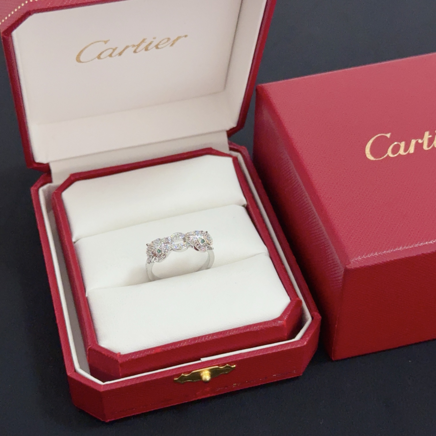 NO:558607,Cartier diamond-set ring, high-end customized version, diamond-set technology, V gold material, classic and fashionable style, using sharp lines to reconstruct the aesthetics of love!  Breaking the rules, the diamond-encrusted design actually achieves the ceiling of high-end sense - no need for flashy accumulation, love should be as pure as ever. Cartier is loved by many celebrities and Internet celebrities. The Leopard series bracelet is absolutely an eternal classic, and it is not limited to men and women, and there is no age limit!  Wear it and you will be the center of attention!  , jewelry boutique, cartier, ring, bracelet19860909卡地亚镶钻戒指 高端定制版本 镶嵌钻工艺 V金材质 经典而时尚风格 用凌厉线条重构爱情美学！打破常规,镶嵌钻设计反而成就高级感天花板——无需浮华堆砌,爱本应纯粹如初 卡地亚受众多明星网红的爱戴 豹子系列手镯 绝对是永恒经典 而且男女不限 年龄不限 ！戴上它你就是焦点！,饰品精品,cartier,ring,bracelet,Jewelry