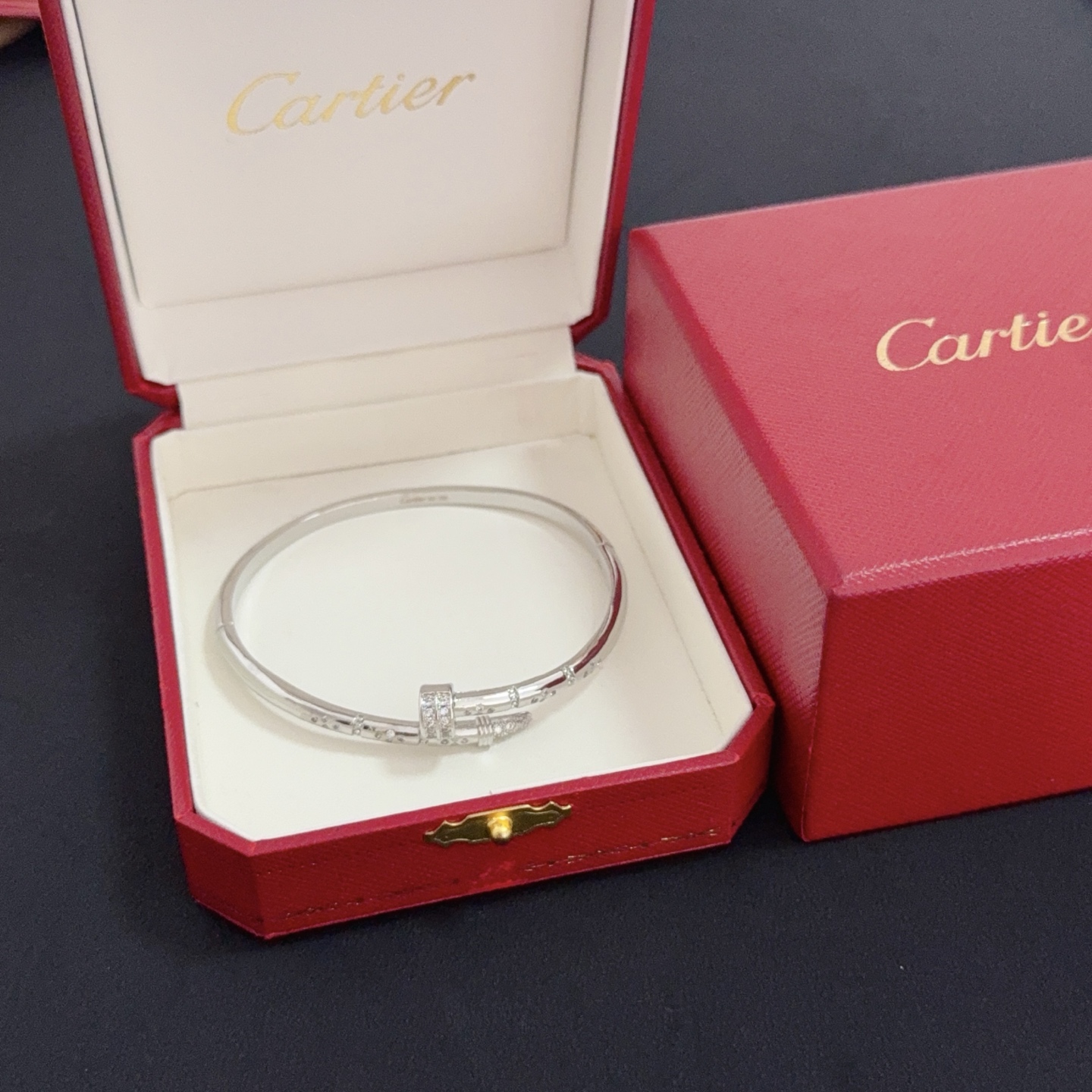 NO:558608,Cartier diamond-encrusted bracelet, high-end customized version, diamond-encrusted craftsmanship, V gold material, classic and fashionable style, reconstruct the aesthetics of love with sharp lines!  Breaking the rules, the diamond-encrusted design actually achieves the ceiling of high-end sense - no need for flashy accumulation, love should be as pure as ever. Cartier is loved by many celebrities and Internet celebrities. The Leopard series bracelet is absolutely an eternal classic, and it is not limited to men and women, and there is no age limit!  Wear it and you will be the center of attention!  , jewelry boutique, cartier, bracelet19860909卡地亚镶钻手镯 高端定制版本 镶嵌钻工艺 V金材质 经典而时尚风格 用凌厉线条重构爱情美学！打破常规,镶嵌钻设计反而成就高级感天花板——无需浮华堆砌,爱本应纯粹如初 卡地亚受众多明星网红的爱戴 豹子系列手镯 绝对是永恒经典 而且男女不限 年龄不限 ！戴上它你就是焦点！,饰品精品,cartier,bracelet,Jewelry