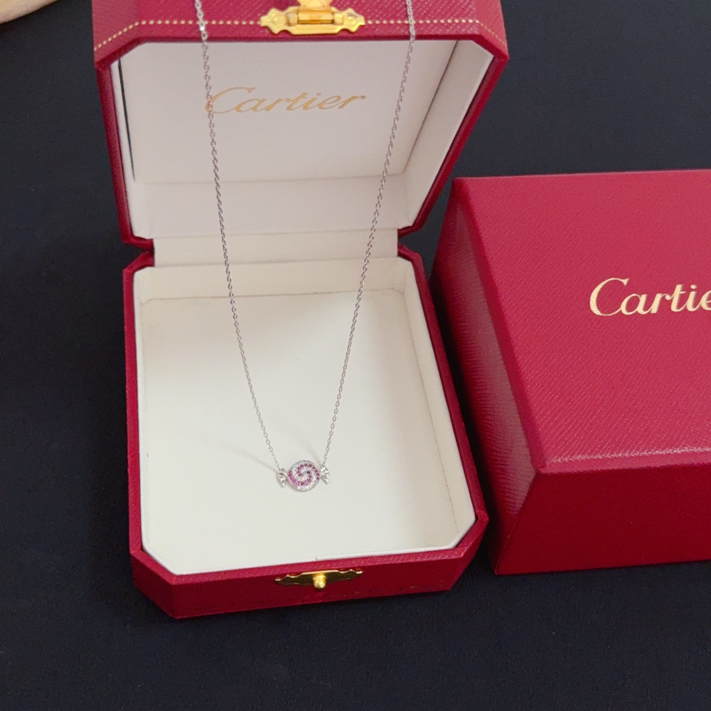 NO:558609,Cartier diamond-encrusted necklace, high-end customized version, diamond-encrusted craftsmanship, V gold material, classic and fashionable style, reconstruct the aesthetics of love with sharp lines!  Breaking the rules, the diamond-encrusted design actually achieves the ceiling of high-end sense - no need for flashy accumulation, love should be as pure as ever. Cartier is loved by many celebrities and Internet celebrities. The Leopard series bracelet is absolutely an eternal classic, and it is not limited to men and women, and there is no age limit!  Wear it and you will be the center of attention!  , jewelry boutique,cartier,necklace,bracelet19860909卡地亚镶钻项链 高端定制版本 镶嵌钻工艺 V金材质 经典而时尚风格 用凌厉线条重构爱情美学！打破常规,镶嵌钻设计反而成就高级感天花板——无需浮华堆砌,爱本应纯粹如初 卡地亚受众多明星网红的爱戴 豹子系列手镯 绝对是永恒经典 而且男女不限 年龄不限 ！戴上它你就是焦点！,饰品精品,cartier,necklace,bracelet,Jewelry