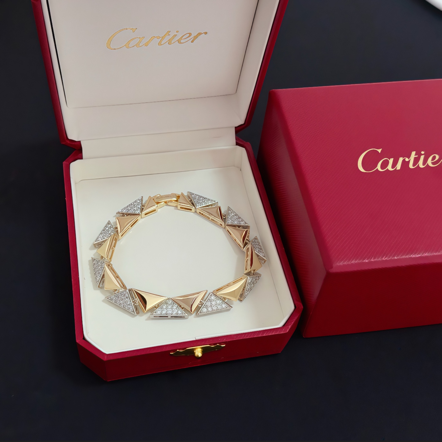 NO:558628,Cartier diamond-encrusted bracelet, high-end customized version, diamond-encrusted craftsmanship, V-gold material, classic and fashionable style, reconstructing the aesthetics of love with sharp lines!  Breaking the rules, the diamond-encrusted design actually achieves the ceiling of high-end sense - no need for flashy accumulation, love should be as pure as ever. Cartier is loved by many celebrities and Internet celebrities. The Leopard series bracelet is absolutely an eternal classic, and it is not limited to men and women, and there is no age limit!  Wear it and you will be the center of attention!  , jewelry boutique,cartier,bracelet,bracelet19860909卡地亚镶钻手链 高端定制版本 镶嵌钻工艺 V金材质 经典而时尚风格 用凌厉线条重构爱情美学！打破常规,镶嵌钻设计反而成就高级感天花板——无需浮华堆砌,爱本应纯粹如初 卡地亚受众多明星网红的爱戴 豹子系列手镯 绝对是永恒经典 而且男女不限 年龄不限 ！戴上它你就是焦点！,饰品精品,cartier,bracelet,bracelet,Jewelry