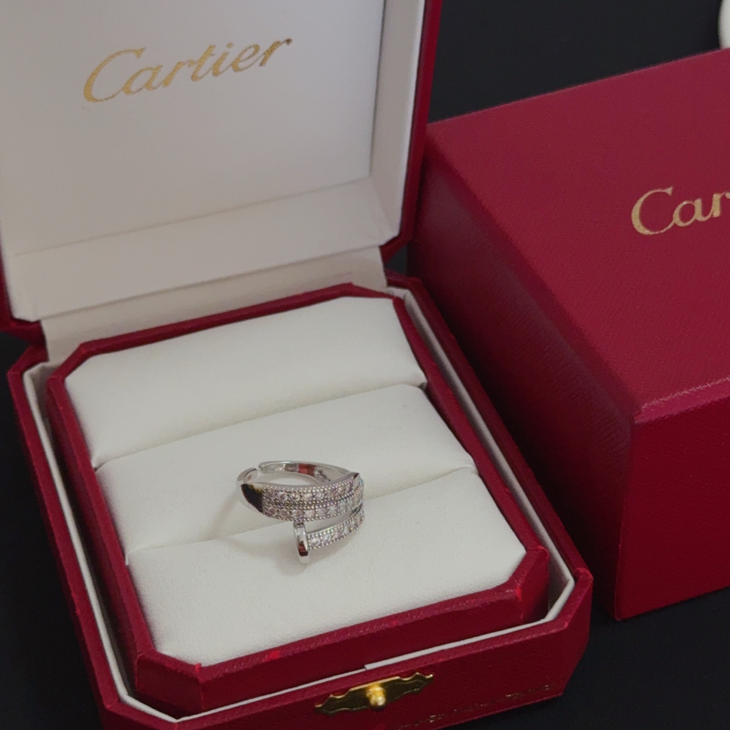 NO:558625,Cartier diamond nail ring, high-end customized version, diamond-set craftsmanship, V gold material, classic and fashionable style, reconstruct the aesthetics of love with sharp lines!  Breaking the rules, the diamond-encrusted design actually achieves the ceiling of high-end sense - no need for flashy accumulation, love should be as pure as ever. Cartier is loved by many celebrities and Internet celebrities. The Leopard series bracelet is absolutely an eternal classic, and it is not limited to men and women, and there is no age limit!  Wear it and you will be the center of attention!  , jewelry boutique, cartier, ring, bracelet19860909卡地亚镶钻钉子戒指 高端定制版本 镶嵌钻工艺 V金材质 经典而时尚风格 用凌厉线条重构爱情美学！打破常规,镶嵌钻设计反而成就高级感天花板——无需浮华堆砌,爱本应纯粹如初 卡地亚受众多明星网红的爱戴 豹子系列手镯 绝对是永恒经典 而且男女不限 年龄不限 ！戴上它你就是焦点！,饰品精品,cartier,ring,bracelet,Jewelry