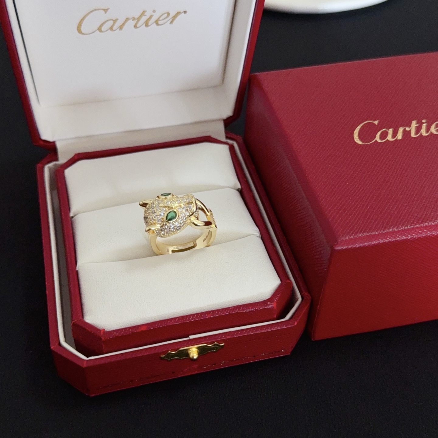 NO:558631,Cartier diamond-encrusted cheetah ring, high-end customized version, diamond-encrusted craftsmanship, V-gold material, classic and fashionable style, using sharp lines to reconstruct the aesthetics of love!  Breaking the rules, the diamond-encrusted design actually achieves the ceiling of high-end sense - no need for flashy accumulation, love should be as pure as ever. Cartier is loved by many celebrities and Internet celebrities. The Leopard series bracelet is absolutely an eternal classic, and it is not limited to men and women, and there is no age limit!  Wear it and you will be the center of attention!  , jewelry boutique, cartier, ring, bracelet19860909卡地亚镶钻猎豹戒指 高端定制版本 镶嵌钻工艺 V金材质 经典而时尚风格 用凌厉线条重构爱情美学！打破常规,镶嵌钻设计反而成就高级感天花板——无需浮华堆砌,爱本应纯粹如初 卡地亚受众多明星网红的爱戴 豹子系列手镯 绝对是永恒经典 而且男女不限 年龄不限 ！戴上它你就是焦点！,饰品精品,cartier,ring,bracelet,Jewelry