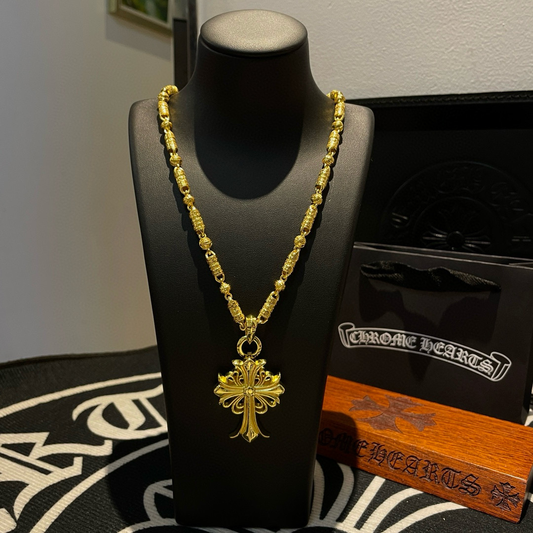 NO:558429,New [counter quality] Chrome Hearts classic gold T-shaped necklace, vine cross pendant, concave and convex shapes with different pattern design styles, showing a distinctive cross. The Scout flower is the symbol of Chrome Hearts, so it is more durable. Genuine pattern-printed Chrome Hearts distinguishes the ordinary light version in the market. Match the version and benchmark quality. Look at the printing details. The degree of retro ash oxidation. Seiko version!  !  !  Purely handmade ~ Authentic open mold fashion essentials. Can be worn by both men and women. Same style for couples. Official website original. Rock punk Thai silver style. Retro elements. Trendy and versatile!  , jewelry boutique, chrome hearts, chrome hearts, necklace, gold19860909新款【专柜品质】Chrome Hearts克罗心经典黄金色丁字架项链 藤蔓十字架吊坠 凹凸造型不同的花纹设计风格 呈现出与众不同 十字架 童军花是克罗心的志 所以更经久不衰 正品打版Chrome Hearts克罗心 区别市场普通轻版 对版对标品质 看字印细节 复古做旧灰氧程度.精工版本！！！ 纯手工打造 ～正品开模潮流时尚必备 男女均可佩戴 情侣同款 官网原版 摇滚朋克泰银风格 复古元素 潮流百搭！,饰品精品,chrome hearts,chrome hearts,necklace,gold,Jewelry