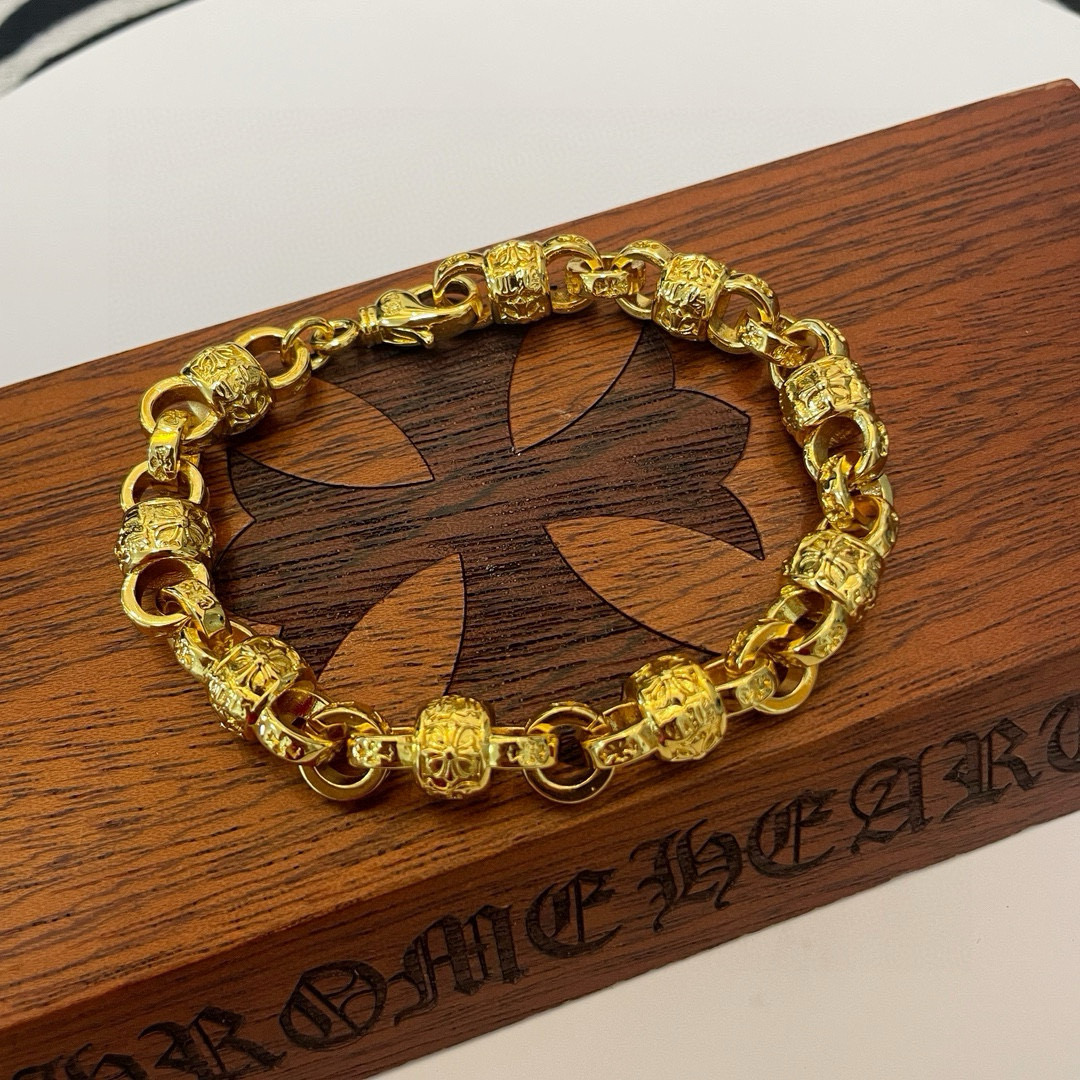 NO:558432,Batch of new [counter quality] Chrome Hearts classic gold color cross flower ball bracelet. Concave and convex shapes with different pattern design styles, showing a distinctive cross. The Scout flower is the symbol of Chrome Hearts, so it is more durable. Authentic pattern-printed Chrome Hearts Chrome Hearts is different from the ordinary light version in the market. Check the quality of the version. Look at the printing details. The degree of retro gray oxidation. Seiko version!  !  !  Purely handmade ~ Authentic open mold fashion essentials. Can be worn by both men and women. Same style for couples. Official website original. Rock punk Thai silver style. Retro elements. Trendy and versatile!  , jewelry boutique, chrome hearts, chrome hearts, bracelet, gold19860909批 新款【专柜品质】Chrome Hearts克罗心经典黄金色十字架花球手链 凹凸造型不同的花纹设计风格 呈现出与众不同 十字架 童军花是克罗心的志 所以更经久不衰 正品打版Chrome Hearts克罗心 区别市场普通轻版 对版对标品质 看字印细节 复古做旧灰氧程度.精工版本！！！ 纯手工打造 ～正品开模潮流时尚必备 男女均可佩戴 情侣同款 官网原版 摇滚朋克泰银风格 复古元素 潮流百搭！,饰品精品,chrome hearts,chrome hearts,bracelet,gold,Jewelry