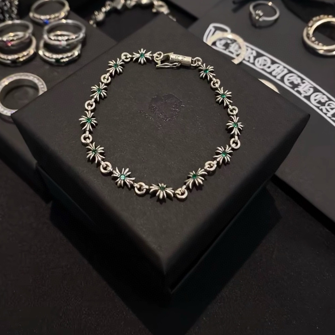 NO:558427,New [counter quality] Chrome Hearts Classic retro cross bracelet. Concave and convex shapes with different pattern design styles, showing a distinctive cross. The Scout flower is the symbol of Chrome Hearts, so it is more durable. Genuine patterned Chrome Hearts distinguishes the ordinary light version in the market. Check the quality of the version. Look at the printing details. The degree of retro gray oxidation. Seiko version!  !  !  Purely handmade ~ Authentic open mold fashion essentials. Can be worn by both men and women. Same style for couples. Official website original. Rock punk Thai silver style. Retro elements. Trendy and versatile!  , jewelry boutique, chrome hearts, chrome hearts, bracelet19860909新款【专柜品质】Chrome Hearts克罗心 经典复古十字架手链 凹凸造型不同的花纹设计风格 呈现出与众不同 十字架 童军花是克罗心的志 所以更经久不衰 正品打版Chrome Hearts克罗心 区别市场普通轻版 对版对标品质 看字印细节 复古做旧灰氧程度.精工版本！！！ 纯手工打造 ～正品开模潮流时尚必备 男女均可佩戴 情侣同款 官网原版 摇滚朋克泰银风格 复古元素 潮流百搭！,饰品精品,chrome hearts,chrome hearts,bracelet,Jewelry