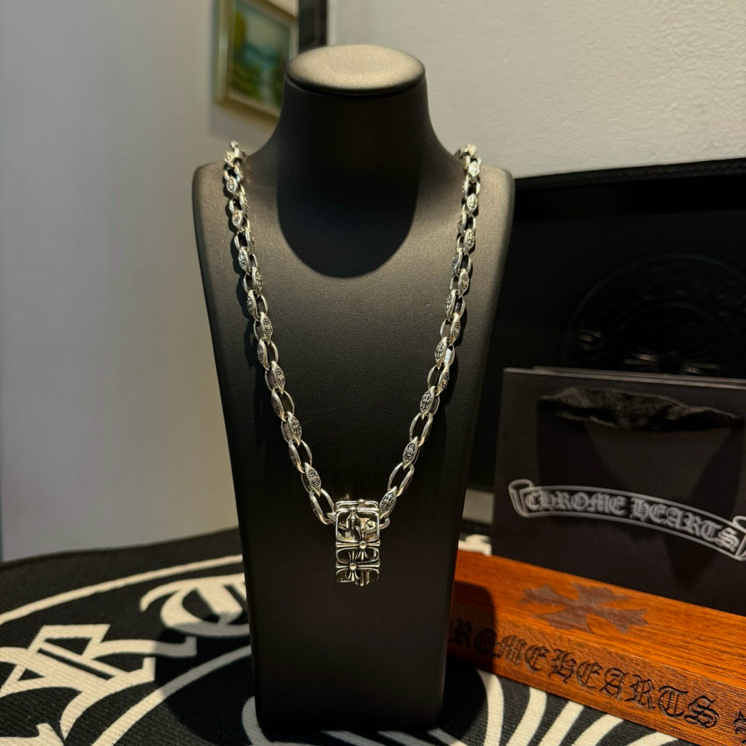 NO:558419,New [counter quality] Chrome Hearts Chrome Hearts diamond buckle letter necklace, cross ring pendant, popular on Kuaishou/ins/Xiaohongshu, different pattern design styles with concave and convex shapes, showing a distinctive cross. The Scout flower is the symbol of Chrome Hearts, so it is more durable. Genuine type-printed Chrome Hearts Chrome Hearts distinguishes the ordinary light version in the market. Match the standard quality. Look at the printing details. The degree of retro gray oxidation. Seiko version!  !  !  Purely handmade ~ Authentic open mold fashion essentials. Can be worn by both men and women. Same style for couples. Official website original. Rock punk Thai silver style. Retro elements. Trendy and versatile!  , jewelry boutique, chrome hearts, chrome hearts, necklace, ring19860909新款【专柜品质】Chrome Hearts克罗心菱扣字母项链 十字架戒指吊坠 快手/ins/小红书热门 凹凸造型不同的花纹设计风格 呈现出与众不同 十字架 童军花是克罗心的志 所以更经久不衰 正品打版Chrome Hearts克罗心 区别市场普通轻版 对版对标品质 看字印细节 复古做旧灰氧程度.精工版本！！！ 纯手工打造 ～正品开模潮流时尚必备 男女均可佩戴 情侣同款 官网原版 摇滚朋克泰银风格 复古元素 潮流百搭！,饰品精品,chrome hearts,chrome hearts,necklace,ring,Jewelry