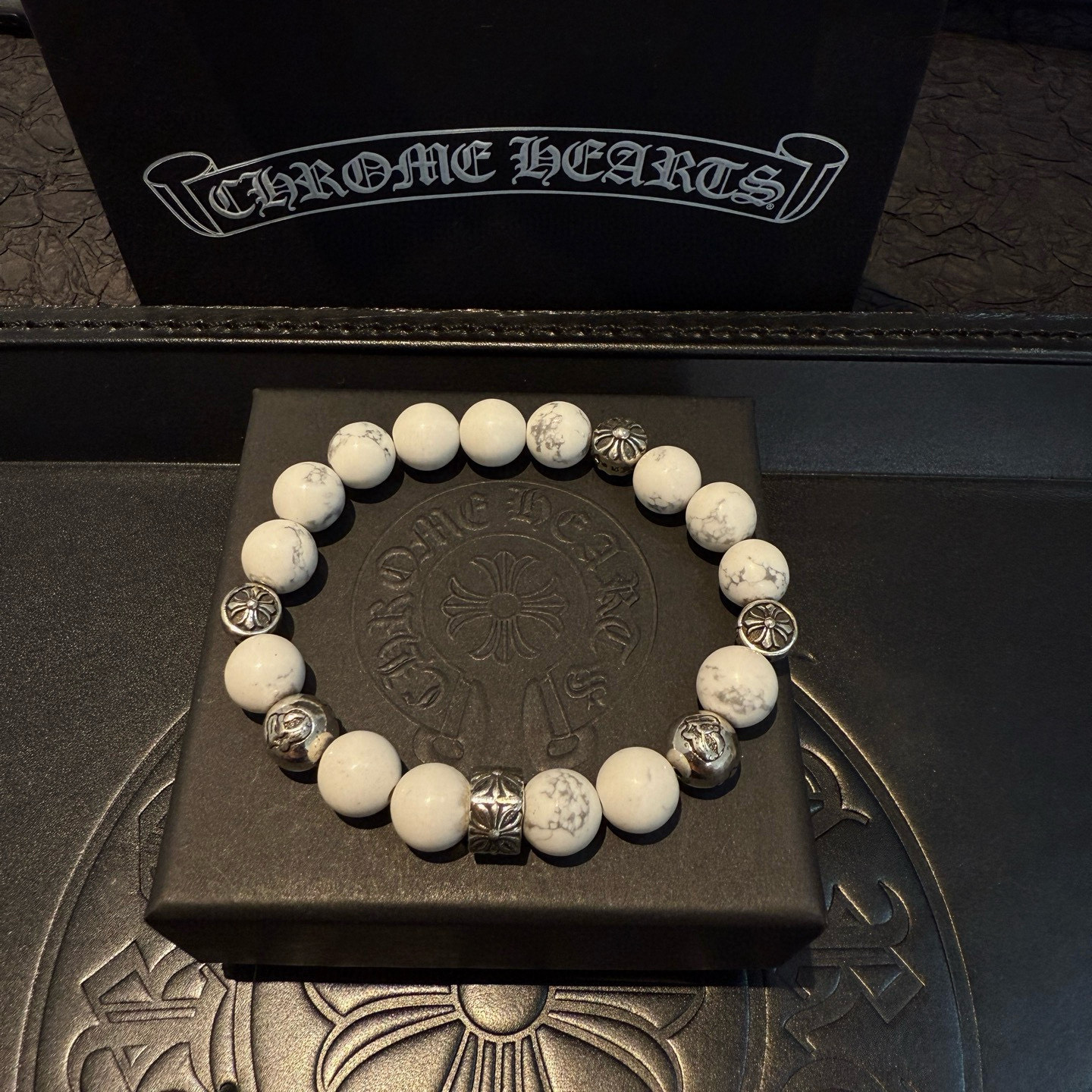 NO:558425,New [counter quality] Chrome Hearts Classic retro multi-element bracelet, different pattern design styles with concave and convex shapes, showing a distinctive cross. The Scout flower is the symbol of Chrome Hearts, so it is more durable. Genuine pattern-printed Chrome Hearts distinguishes the ordinary light version in the market. Match the version and standard quality. Look at the printing details. The degree of retro gray oxidation. Seiko version!  !  !  Purely handmade ~ Authentic open mold fashion essentials. Can be worn by both men and women. Same style for couples. Official website original. Rock punk Thai silver style. Retro elements. Trendy and versatile!  , jewelry boutique, chrome hearts, chrome hearts, bracelet19860909新款【专柜品质】Chrome Hearts克罗心 经典复古多元素手链手串,凹凸造型不同的花纹设计风格 呈现出与众不同 十字架 童军花是克罗心的志 所以更经久不衰 正品打版Chrome Hearts克罗心 区别市场普通轻版 对版对标品质 看字印细节 复古做旧灰氧程度.精工版本！！！ 纯手工打造 ～正品开模潮流时尚必备 男女均可佩戴 情侣同款 官网原版 摇滚朋克泰银风格 复古元素 潮流百搭！,饰品精品,chrome hearts,chrome hearts,bracelet,Jewelry