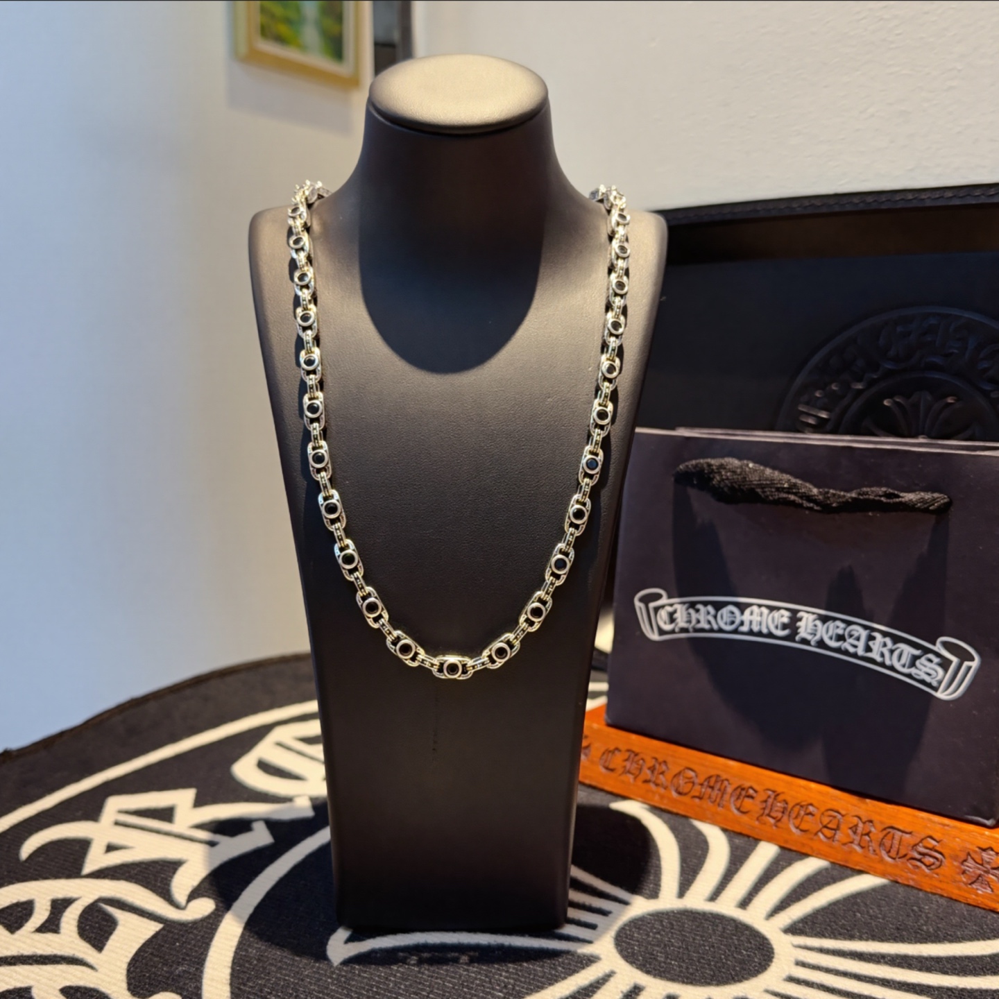 NO:558437,New [counter quality] Chrome Hearts retro cross necklace. The concave and convex shapes have different pattern design styles, showing a distinctive cross. The Scout flower is the symbol of Chrome Hearts, so it is more durable. Genuine pattern-printed Chrome Hearts distinguishes the ordinary light version in the market. Check the quality of the version. Look at the printing details. The degree of retro gray oxidation. Seiko version!  !  !  Purely handmade ~ Authentic open mold fashion essentials. Can be worn by both men and women. Same style for couples. Official website original. Rock punk Thai silver style. Retro elements. Trendy and versatile!  , jewelry boutique, chrome hearts, chrome hearts, necklace19860909新款【专柜品质】Chrome Hearts克罗心复古十字架项链 凹凸造型不同的花纹设计风格 呈现出与众不同 十字架 童军花是克罗心的志 所以更经久不衰 正品打版Chrome Hearts克罗心 区别市场普通轻版 对版对标品质 看字印细节 复古做旧灰氧程度.精工版本！！！ 纯手工打造 ～正品开模潮流时尚必备 男女均可佩戴 情侣同款 官网原版 摇滚朋克泰银风格 复古元素 潮流百搭！,饰品精品,chrome hearts,chrome hearts,necklace,Jewelry