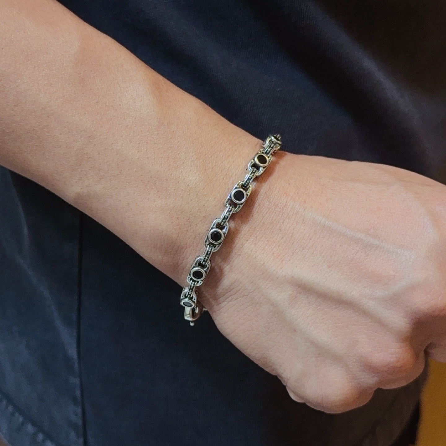 NO:558440,The new [counter quality] Chrome Hearts retro cross bracelet, with different concave and convex shapes, has different pattern design styles, showing a distinctive cross. The Scout flower is the symbol of Chrome Hearts, so it is more durable. Genuine pattern-printed Chrome Hearts distinguishes the ordinary light version in the market. Check the quality of the version. Look at the printing details, the degree of retro gray oxidation. Seiko version!  !  !  Purely handmade ~ Authentic open mold fashion essentials. Can be worn by both men and women. Same style for couples. Official website original. Rock punk Thai silver style. Retro elements. Trendy and versatile!  , jewelry boutique, chrome hearts, chrome hearts, bracelet19860909新款【专柜品质】Chrome Hearts克罗心复古十字架手链 凹凸造型不同的花纹设计风格 呈现出与众不同 十字架 童军花是克罗心的志 所以更经久不衰 正品打版Chrome Hearts克罗心 区别市场普通轻版 对版对标品质 看字印细节 复古做旧灰氧程度.精工版本！！！ 纯手工打造 ～正品开模潮流时尚必备 男女均可佩戴 情侣同款 官网原版 摇滚朋克泰银风格 复古元素 潮流百搭！,饰品精品,chrome hearts,chrome hearts,bracelet,Jewelry