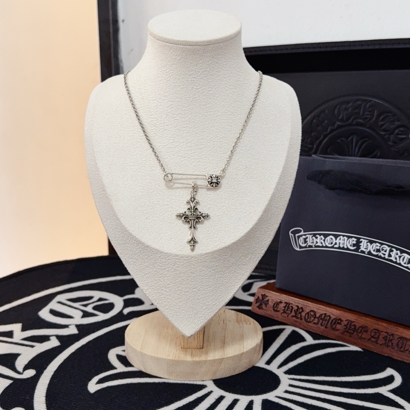 NO:558443,[Counter quality] Chrome Hearts Chrome Hearts brooch cross necklace, with different concave and convex shapes, different pattern design styles, showing a distinctive cross. The Scout flower is the symbol of Chrome Hearts, so it is more durable. Genuine pattern-printed Chrome Hearts distinguishes the ordinary light version in the market. Check the quality of the version. Look at the printing details, the degree of retro gray oxidation. Seiko version!  !  !  Purely handmade ~ Authentic open mold fashion essentials. Can be worn by both men and women. Same style for couples. Official website original. Rock punk Thai silver style. Retro elements. Trendy and versatile!  , jewelry boutique, chrome hearts, chrome hearts, necklace19860909【专柜品质】Chrome Hearts克罗心别针十字架项链 ,凹凸造型不同的花纹设计风格 呈现出与众不同 十字架 童军花是克罗心的志 所以更经久不衰 正品打版Chrome Hearts克罗心 区别市场普通轻版 对版对标品质 看字印细节 复古做旧灰氧程度.精工版本！！！ 纯手工打造 ～正品开模潮流时尚必备 男女均可佩戴 情侣同款 官网原版 摇滚朋克泰银风格 复古元素 潮流百搭！,饰品精品,chrome hearts,chrome hearts,necklace,Jewelry