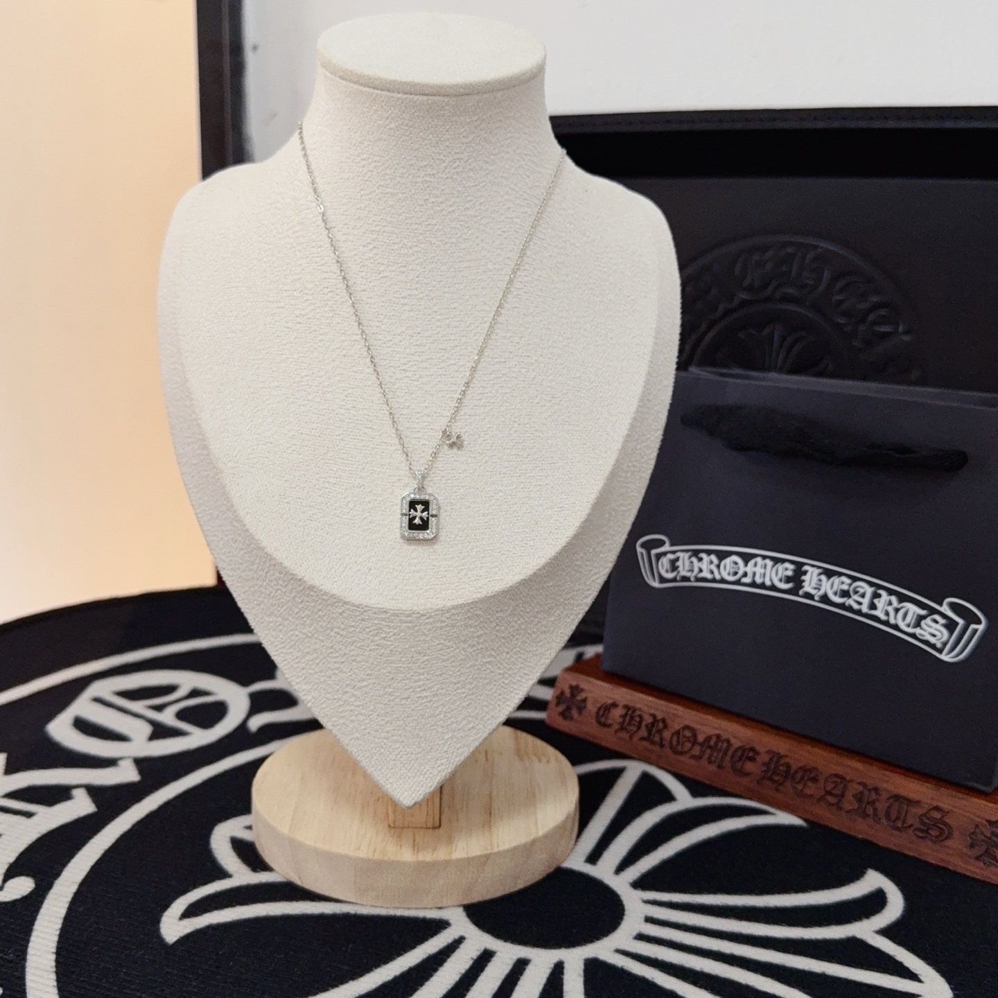 NO:558446,[Counter quality] Chrome Hearts Chrome Hearts square brand cross necklace, with different concave and convex shapes, different pattern design styles, showing a distinctive cross. The Scout flower is the symbol of Chrome Hearts, so it is more durable. Genuine pattern-printed Chrome Hearts Chrome Hearts is different from the ordinary light version in the market. Check the quality of the version. Look at the printing details, the degree of retro gray oxidation. Seiko version!  !  !  Purely handmade ~ Authentic open mold fashion essentials. Can be worn by both men and women. Same style for couples. Official website original. Rock punk Thai silver style. Retro elements. Trendy and versatile!  , jewelry boutique, chrome hearts, chrome hearts, necklace19860909【专柜品质】Chrome Hearts克罗心方牌十字架项链 ,凹凸造型不同的花纹设计风格 呈现出与众不同 十字架 童军花是克罗心的志 所以更经久不衰 正品打版Chrome Hearts克罗心 区别市场普通轻版 对版对标品质 看字印细节 复古做旧灰氧程度.精工版本！！！ 纯手工打造 ～正品开模潮流时尚必备 男女均可佩戴 情侣同款 官网原版 摇滚朋克泰银风格 复古元素 潮流百搭！,饰品精品,chrome hearts,chrome hearts,necklace,Jewelry