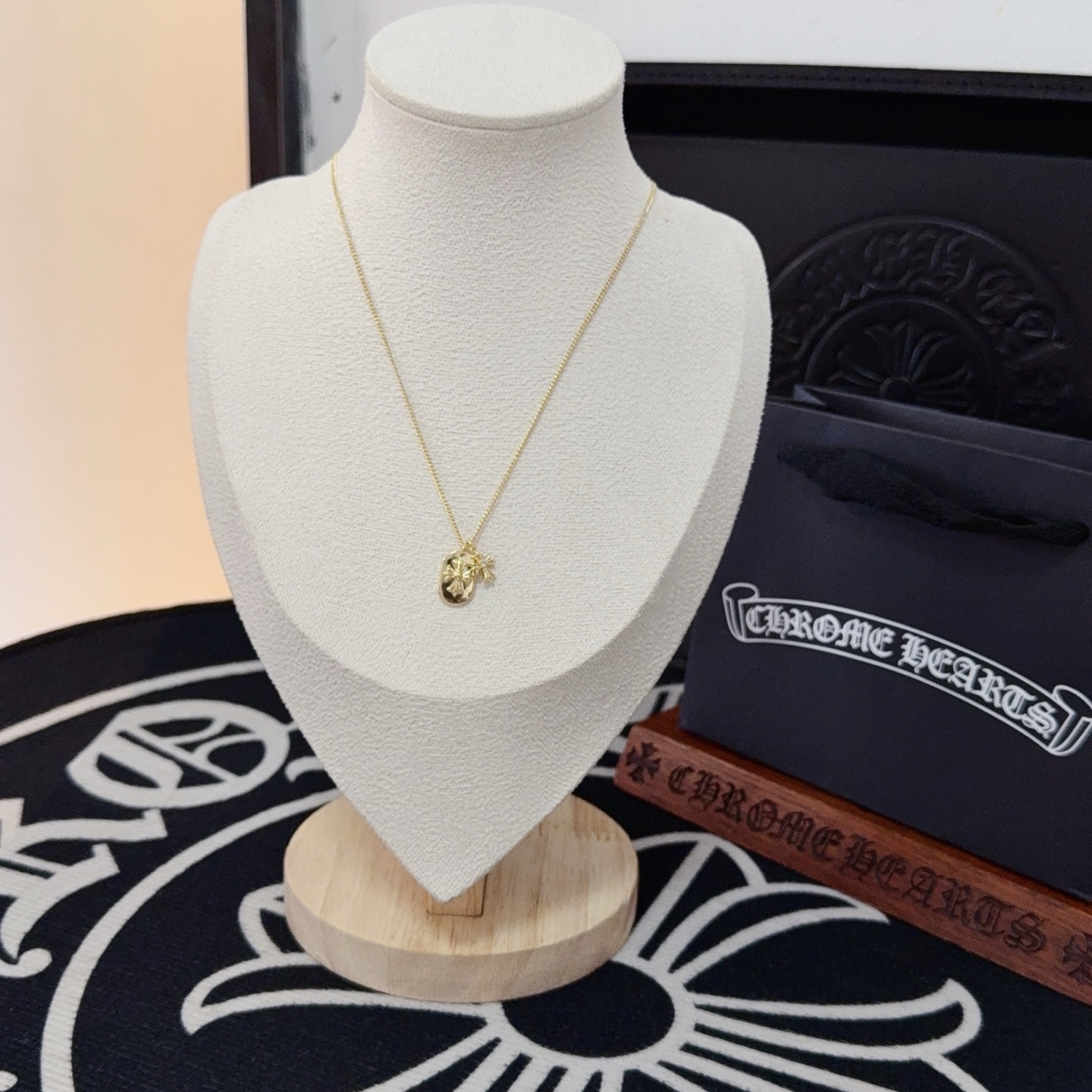 NO:558447,[Counter quality] Chrome Hearts gold-colored square cross necklace, with different concave and convex shapes, different pattern design styles, showing a distinctive cross. The Scout flower is the symbol of Chrome Hearts, so it is more durable. Genuine pattern-printed Chrome Hearts distinguishes the ordinary light version in the market. Match the standard quality. Look at the printing details, the degree of retro gray oxidation. Seiko version!  !  !  Purely handmade ~ Authentic open mold fashion essentials. Can be worn by both men and women. Same style for couples. Official website original. Rock punk Thai silver style. Retro elements. Trendy and versatile!  , jewelry boutique, chrome hearts, chrome hearts, necklace, gold19860909【专柜品质】Chrome Hearts克罗心黄金色方牌十字架项链 ,凹凸造型不同的花纹设计风格 呈现出与众不同 十字架 童军花是克罗心的志 所以更经久不衰 正品打版Chrome Hearts克罗心 区别市场普通轻版 对版对标品质 看字印细节 复古做旧灰氧程度.精工版本！！！ 纯手工打造 ～正品开模潮流时尚必备 男女均可佩戴 情侣同款 官网原版 摇滚朋克泰银风格 复古元素 潮流百搭！,饰品精品,chrome hearts,chrome hearts,necklace,gold,Jewelry