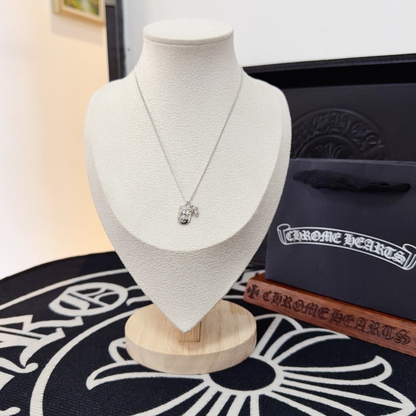 NO:558449,[Counter quality] Chrome Hearts Chrome Hearts square brand cross necklace, with different concave and convex shapes, different pattern design styles, showing a distinctive cross. The Scout flower is the symbol of Chrome Hearts, so it is more durable. Genuine pattern-printed Chrome Hearts Chrome Hearts is different from the ordinary light version in the market. Check the quality of the version. Look at the printing details, the degree of retro gray oxidation. Seiko version!  !  !  Purely handmade ~ Authentic open mold fashion essentials. Can be worn by both men and women. Same style for couples. Official website original. Rock punk Thai silver style. Retro elements. Trendy and versatile!  , jewelry boutique, chrome hearts, chrome hearts, necklace19860909【专柜品质】Chrome Hearts克罗心方牌十字架项链 ,凹凸造型不同的花纹设计风格 呈现出与众不同 十字架 童军花是克罗心的志 所以更经久不衰 正品打版Chrome Hearts克罗心 区别市场普通轻版 对版对标品质 看字印细节 复古做旧灰氧程度.精工版本！！！ 纯手工打造 ～正品开模潮流时尚必备 男女均可佩戴 情侣同款 官网原版 摇滚朋克泰银风格 复古元素 潮流百搭！,饰品精品,chrome hearts,chrome hearts,necklace,Jewelry