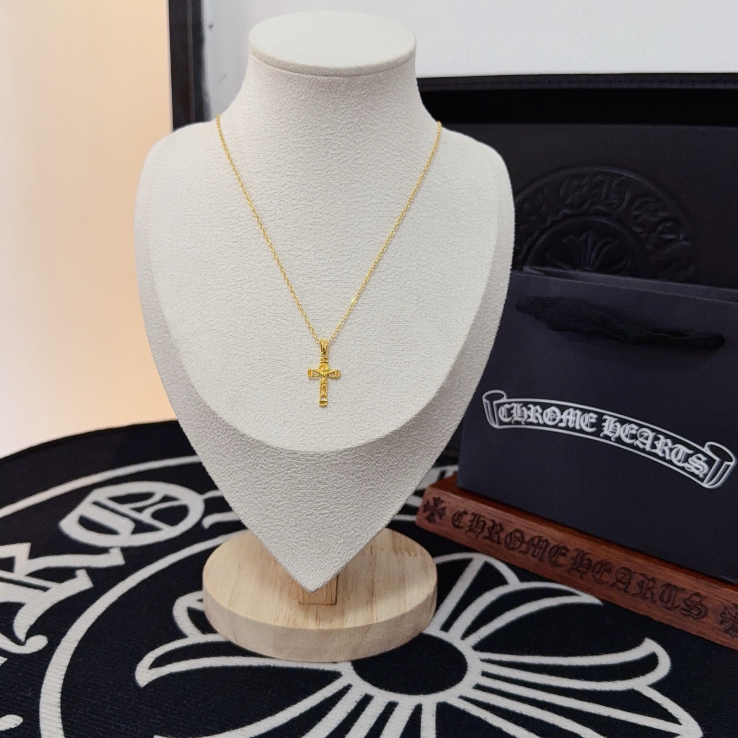 NO:558451,[Counter quality] Chrome Hearts gold-colored cross necklace, with different concave and convex shapes, different pattern design styles, showing a distinctive cross. The Scout flower is the symbol of Chrome Hearts, so it is more durable. Genuine pattern-printed Chrome Hearts distinguishes the ordinary light version in the market. Check the quality of the version. Look at the printing details, the degree of retro gray oxidation. Seiko version!  !  !  Purely handmade ~ Authentic open mold fashion essentials. Can be worn by both men and women. Same style for couples. Official website original. Rock punk Thai silver style. Retro elements. Trendy and versatile!  , jewelry boutique, chrome hearts, chrome hearts, necklace, gold19860909【专柜品质】Chrome Hearts克罗心黄金色十字架项链 ,凹凸造型不同的花纹设计风格 呈现出与众不同 十字架 童军花是克罗心的志 所以更经久不衰 正品打版Chrome Hearts克罗心 区别市场普通轻版 对版对标品质 看字印细节 复古做旧灰氧程度.精工版本！！！ 纯手工打造 ～正品开模潮流时尚必备 男女均可佩戴 情侣同款 官网原版 摇滚朋克泰银风格 复古元素 潮流百搭！,饰品精品,chrome hearts,chrome hearts,necklace,gold,Jewelry