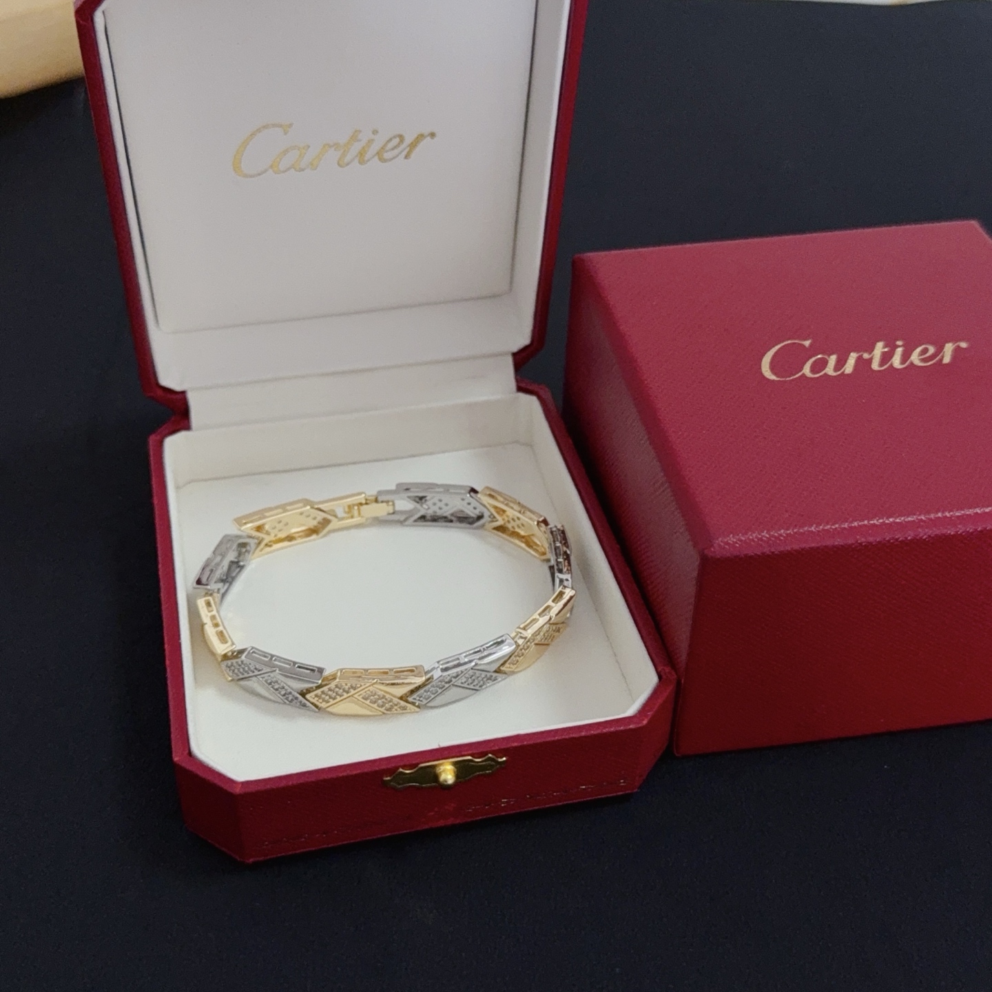 NO:558634,Cartier diamond-encrusted bracelet, high-end customized version, diamond-encrusted craftsmanship, V-gold material, classic and fashionable style, reconstructing the aesthetics of love with sharp lines!  Breaking the rules, the diamond-encrusted design actually achieves the ceiling of high-end sense - no need for flashy accumulation, love should be as pure as ever. Cartier is loved by many celebrities and Internet celebrities. The Leopard series bracelet is absolutely an eternal classic, and it is not limited to men and women, and there is no age limit!  Wear it and you will be the center of attention!  , jewelry boutique,cartier,bracelet,bracelet19860909卡地亚镶钻手链 高端定制版本 镶嵌钻工艺 V金材质 经典而时尚风格 用凌厉线条重构爱情美学！打破常规,镶嵌钻设计反而成就高级感天花板——无需浮华堆砌,爱本应纯粹如初 卡地亚受众多明星网红的爱戴 豹子系列手镯 绝对是永恒经典 而且男女不限 年龄不限 ！戴上它你就是焦点！,饰品精品,cartier,bracelet,bracelet,Jewelry