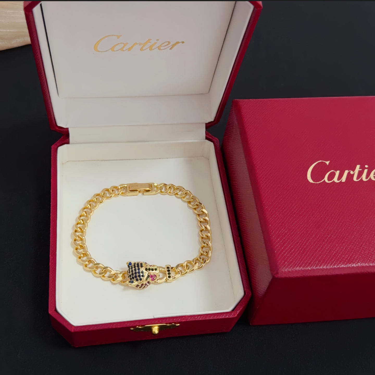 NO:558611,Cartier diamond-encrusted cheetah bracelet, high-end customized version, diamond-encrusted craftsmanship, V-gold material, classic and fashionable style, using sharp lines to reconstruct the aesthetics of love!  Breaking the rules, the diamond-encrusted design actually achieves the ceiling of high-end sense - no need for flashy accumulation, love should be as pure as ever. Cartier is loved by many celebrities and Internet celebrities. The Leopard series bracelet is absolutely an eternal classic, and it is not limited to men and women, and there is no age limit!  Wear it and you will be the center of attention!  , jewelry boutique,cartier,bracelet,bracelet19860909卡地亚镶钻猎豹手链 高端定制版本 镶嵌钻工艺 V金材质 经典而时尚风格 用凌厉线条重构爱情美学！打破常规,镶嵌钻设计反而成就高级感天花板——无需浮华堆砌,爱本应纯粹如初 卡地亚受众多明星网红的爱戴 豹子系列手镯 绝对是永恒经典 而且男女不限 年龄不限 ！戴上它你就是焦点！,饰品精品,cartier,bracelet,bracelet,Jewelry