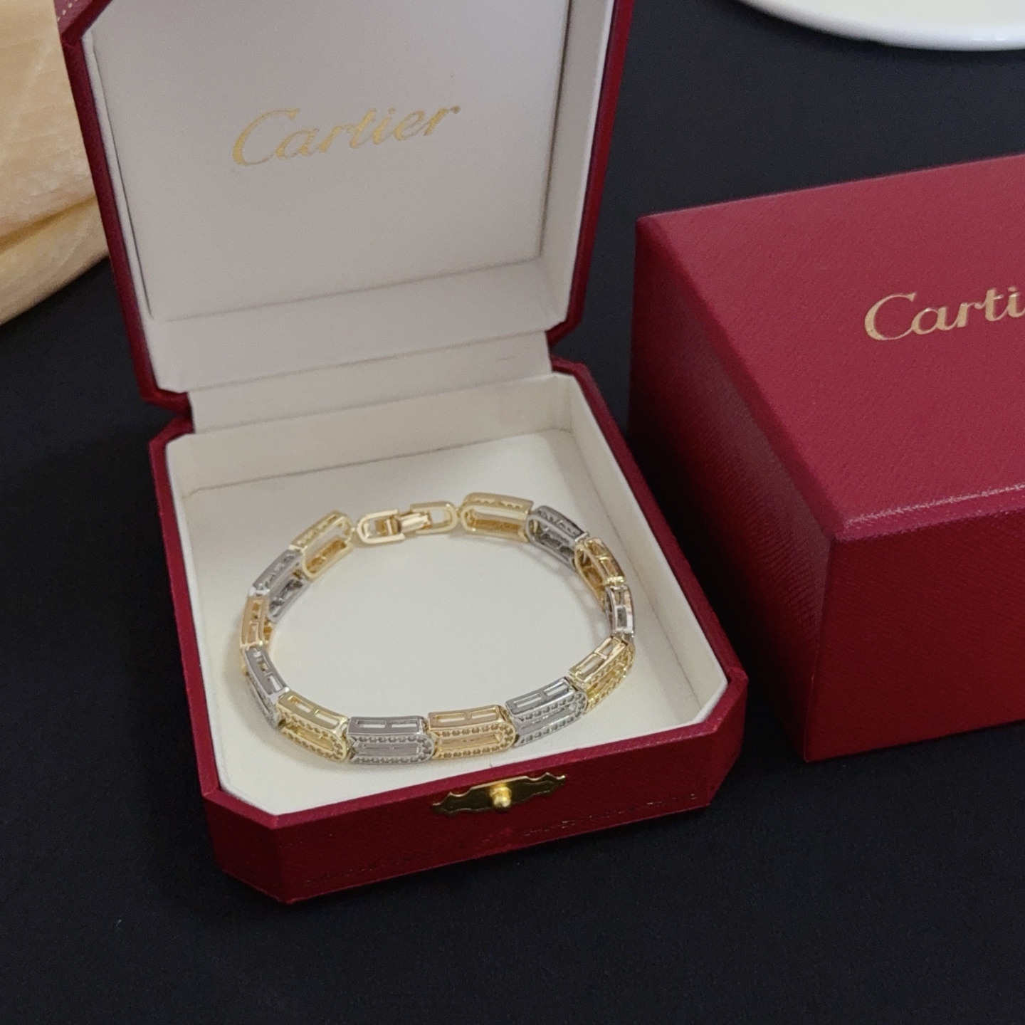 NO:558617,Cartier diamond-encrusted bracelet, high-end customized version, diamond-encrusted craftsmanship, V-gold material, classic and fashionable style, reconstructing the aesthetics of love with sharp lines!  Breaking the rules, the diamond-encrusted design actually achieves the ceiling of high-end sense - no need for flashy accumulation, love should be as pure as ever. Cartier is loved by many celebrities and Internet celebrities. The Leopard series bracelet is absolutely an eternal classic, and it is not limited to men and women, and there is no age limit!  Wear it and you will be the center of attention!  , jewelry boutique,cartier,bracelet,bracelet19860909卡地亚镶钻手链 高端定制版本 镶嵌钻工艺 V金材质 经典而时尚风格 用凌厉线条重构爱情美学！打破常规,镶嵌钻设计反而成就高级感天花板——无需浮华堆砌,爱本应纯粹如初 卡地亚受众多明星网红的爱戴 豹子系列手镯 绝对是永恒经典 而且男女不限 年龄不限 ！戴上它你就是焦点！,饰品精品,cartier,bracelet,bracelet,Jewelry