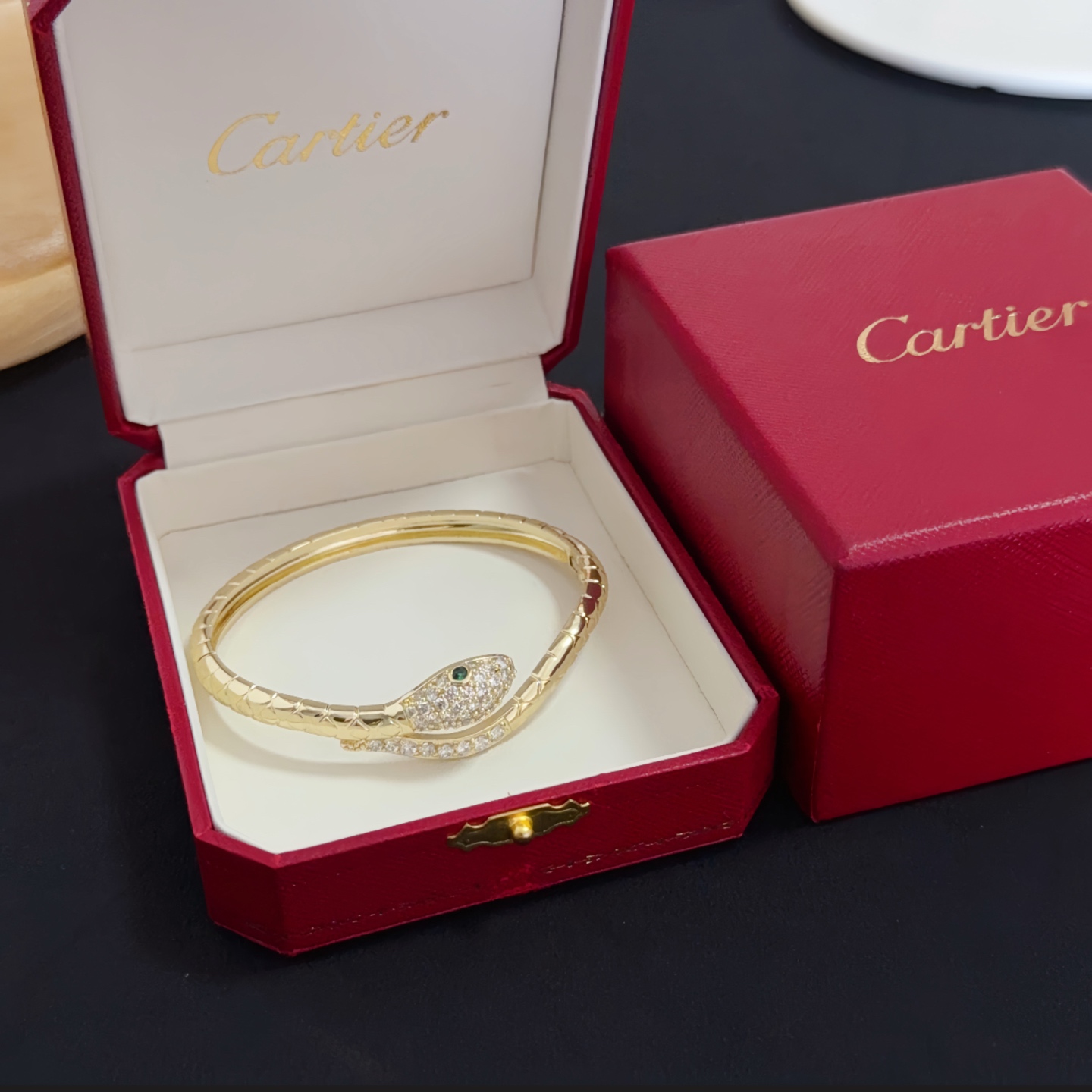 NO:558620,Cartier diamond-encrusted bracelet, high-end customized version, diamond-encrusted craftsmanship, V gold material, classic and fashionable style, reconstruct the aesthetics of love with sharp lines!  Breaking the rules, the diamond-encrusted design actually achieves the ceiling of high-end sense - no need for flashy accumulation, love should be as pure as ever. Cartier is loved by many celebrities and Internet celebrities. The Leopard series bracelet is absolutely an eternal classic, and it is not limited to men and women, and there is no age limit!  Wear it and you will be the center of attention!  , jewelry boutique, cartier, bracelet19860909卡地亚镶钻手镯 高端定制版本 镶嵌钻工艺 V金材质 经典而时尚风格 用凌厉线条重构爱情美学！打破常规,镶嵌钻设计反而成就高级感天花板——无需浮华堆砌,爱本应纯粹如初 卡地亚受众多明星网红的爱戴 豹子系列手镯 绝对是永恒经典 而且男女不限 年龄不限 ！戴上它你就是焦点！,饰品精品,cartier,bracelet,Jewelry