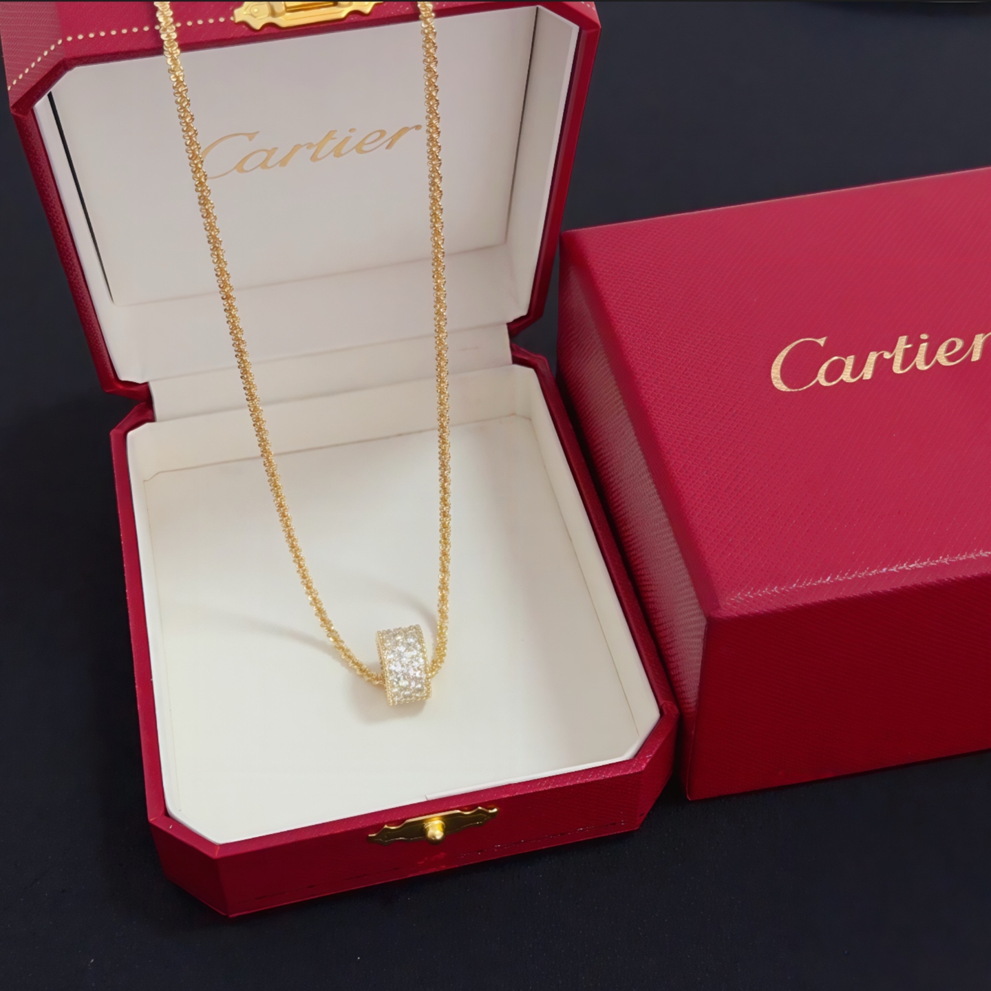 NO:558623,Cartier diamond-encrusted necklace, high-end customized version, diamond-encrusted craftsmanship, V gold material, classic and fashionable style, reconstruct the aesthetics of love with sharp lines!  Breaking the rules, the diamond-encrusted design actually achieves the ceiling of high-end sense - no need for flashy accumulation, love should be as pure as ever. Cartier is loved by many celebrities and Internet celebrities. The Leopard series bracelet is absolutely an eternal classic, and it is not limited to men and women, and there is no age limit!  Wear it and you will be the center of attention!  , jewelry boutique,cartier,necklace,bracelet19860909卡地亚镶钻项链 高端定制版本 镶嵌钻工艺 V金材质 经典而时尚风格 用凌厉线条重构爱情美学！打破常规,镶嵌钻设计反而成就高级感天花板——无需浮华堆砌,爱本应纯粹如初 卡地亚受众多明星网红的爱戴 豹子系列手镯 绝对是永恒经典 而且男女不限 年龄不限 ！戴上它你就是焦点！,饰品精品,cartier,necklace,bracelet,Jewelry