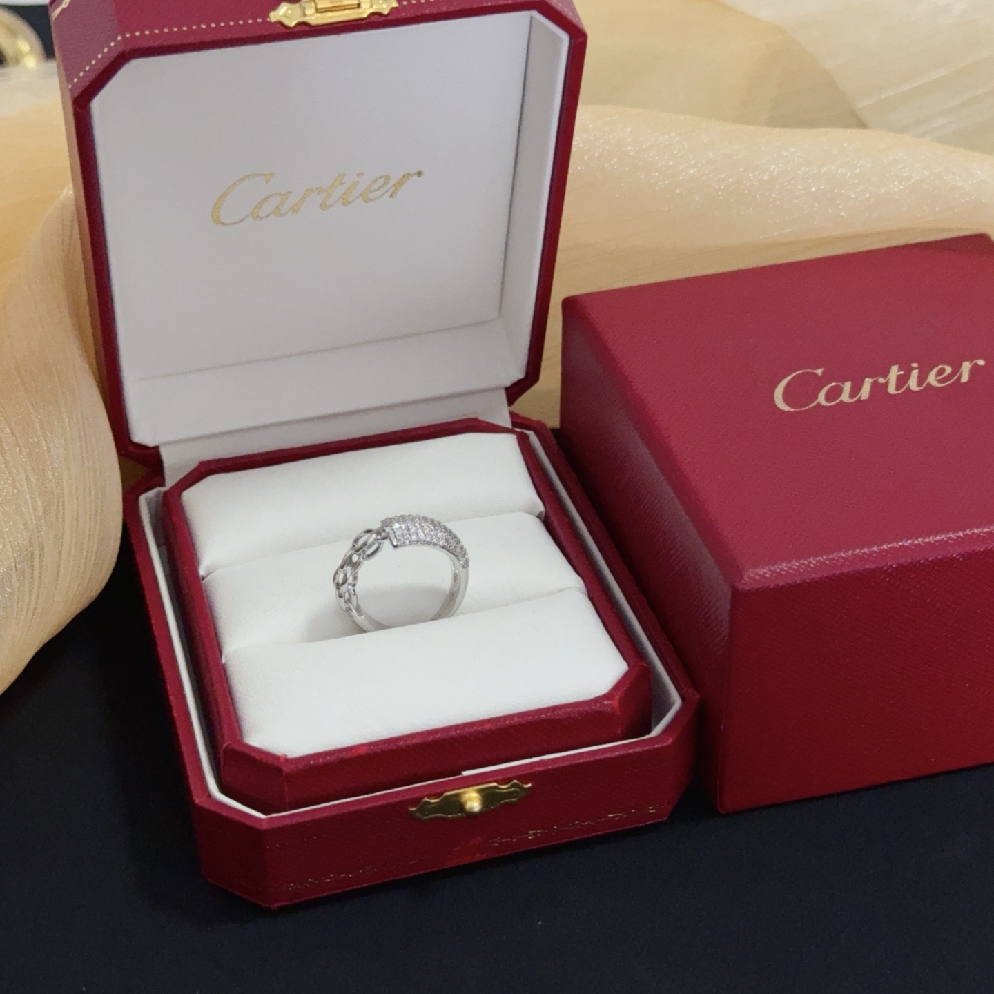 NO:558629,Cartier diamond-set ring, high-end customized version, diamond-set technology, V gold material, classic and fashionable style, using sharp lines to reconstruct the aesthetics of love!  Breaking the rules, the diamond-encrusted design actually achieves the ceiling of high-end sense - no need for flashy accumulation, love should be as pure as ever. Cartier is loved by many celebrities and Internet celebrities. The Leopard series bracelet is absolutely an eternal classic, and it is not limited to men and women, and there is no age limit!  Wear it and you will be the center of attention!  , jewelry boutique, cartier, ring, bracelet19860909卡地亚镶钻戒指 高端定制版本 镶嵌钻工艺 V金材质 经典而时尚风格 用凌厉线条重构爱情美学！打破常规,镶嵌钻设计反而成就高级感天花板——无需浮华堆砌,爱本应纯粹如初 卡地亚受众多明星网红的爱戴 豹子系列手镯 绝对是永恒经典 而且男女不限 年龄不限 ！戴上它你就是焦点！,饰品精品,cartier,ring,bracelet,Jewelry