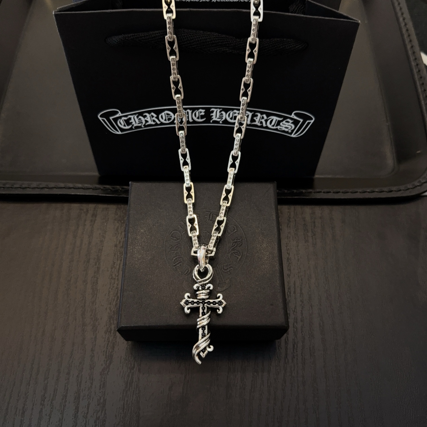 NO:558457,New [counter quality] Chrome Hearts Cross Necklace, Black Diamond Cross Pendant. The concave and convex shapes have different pattern design styles, showing a distinctive cross. The Scout flower is the symbol of Chrome Hearts, so it is more durable. Genuine patterned Chrome Hearts distinguishes the ordinary light version in the market. Check the quality of the version. Look at the printing details. The degree of retro gray oxidation. Seiko version!  !  !  Purely handmade ~ Authentic open mold fashion essentials. Can be worn by both men and women. Same style for couples. Official website original. Rock punk Thai silver style. Retro elements. Trendy and versatile!  , jewelry boutique, chrome hearts, chrome hearts, necklace19860909新款【专柜品质】Chrome Hearts克罗心十字架项链,黑钻十字架吊坠 凹凸造型不同的花纹设计风格 呈现出与众不同 十字架 童军花是克罗心的志 所以更经久不衰 正品打版Chrome Hearts克罗心 区别市场普通轻版 对版对标品质 看字印细节 复古做旧灰氧程度.精工版本！！！ 纯手工打造 ～正品开模潮流时尚必备 男女均可佩戴 情侣同款 官网原版 摇滚朋克泰银风格 复古元素 潮流百搭！,饰品精品,chrome hearts,chrome hearts,necklace,Jewelry