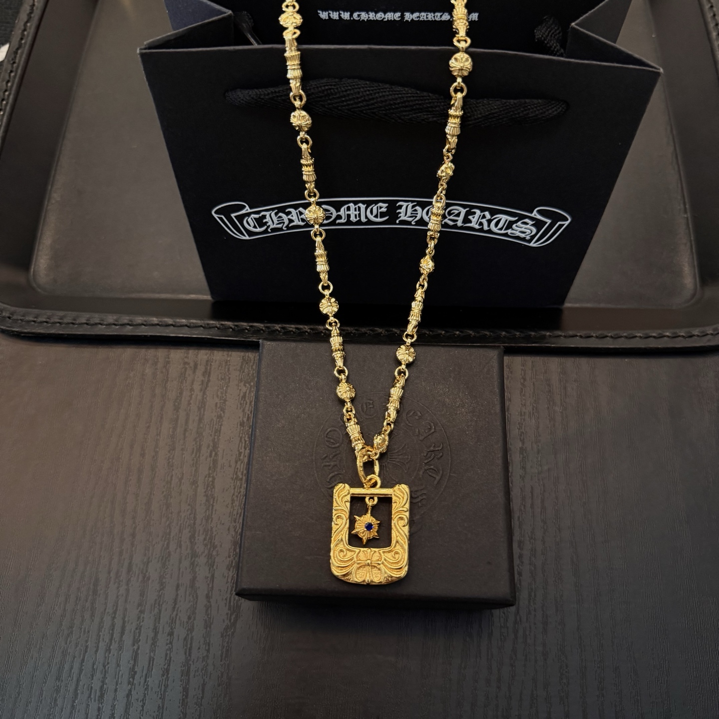 NO:558459,New [Counter Quality] Chrome Hearts Cross Flower Ball Necklace, Blue Diamond Shield Pendant. Different pattern design styles with concave and convex shapes, showing a distinctive cross. The Scout flower is the symbol of Chrome Hearts, so it is more durable. Genuine pattern-printed Chrome Hearts distinguishes the ordinary light version in the market. Check the quality of the version. Look at the printing details. The degree of retro gray oxidation. Seiko version!  !  !  Purely handmade ~ Authentic open mold fashion essentials. Can be worn by both men and women. Same style for couples. Official website original. Rock punk Thai silver style. Retro elements. Trendy and versatile!  , jewelry boutique, chrome hearts, chrome hearts, necklace19860909新款【专柜品质】Chrome Hearts克罗心十字花球项链,蓝钻盾牌吊坠 凹凸造型不同的花纹设计风格 呈现出与众不同 十字架 童军花是克罗心的志 所以更经久不衰 正品打版Chrome Hearts克罗心 区别市场普通轻版 对版对标品质 看字印细节 复古做旧灰氧程度.精工版本！！！ 纯手工打造 ～正品开模潮流时尚必备 男女均可佩戴 情侣同款 官网原版 摇滚朋克泰银风格 复古元素 潮流百搭！,饰品精品,chrome hearts,chrome hearts,necklace,Jewelry