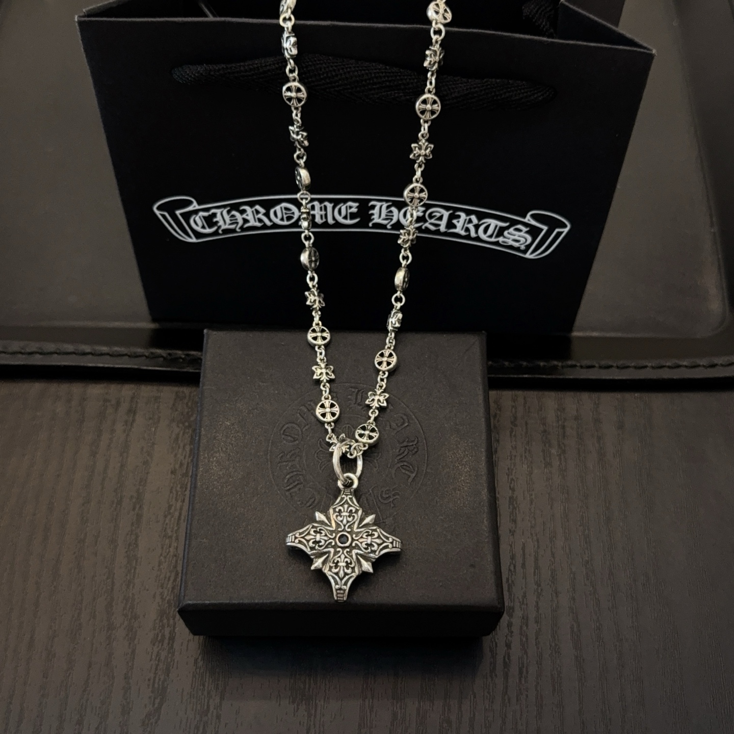 NO:558461,New [counter quality] Chrome Hearts Cross Flower Necklace, Green Diamond Cross Flower Pendant. The concave and convex shapes have different pattern design styles, showing a distinctive cross. The Scout flower is the symbol of Chrome Hearts, so it is more durable. Genuine pattern-printed Chrome Hearts Chrome Hearts is different from the ordinary light version in the market. Check the quality of the version. Look at the printing details. The degree of retro gray oxidation. Seiko version!  !  !  Purely handmade ~ Authentic open mold fashion essentials. Can be worn by both men and women. Same style for couples. Official website original. Rock punk Thai silver style. Retro elements. Trendy and versatile!  , jewelry boutique, chrome hearts, chrome hearts, necklace19860909新款【专柜品质】Chrome Hearts克罗心十字花项链,绿钻十字花吊坠 凹凸造型不同的花纹设计风格 呈现出与众不同 十字架 童军花是克罗心的志 所以更经久不衰 正品打版Chrome Hearts克罗心 区别市场普通轻版 对版对标品质 看字印细节 复古做旧灰氧程度.精工版本！！！ 纯手工打造 ～正品开模潮流时尚必备 男女均可佩戴 情侣同款 官网原版 摇滚朋克泰银风格 复古元素 潮流百搭！,饰品精品,chrome hearts,chrome hearts,necklace,Jewelry