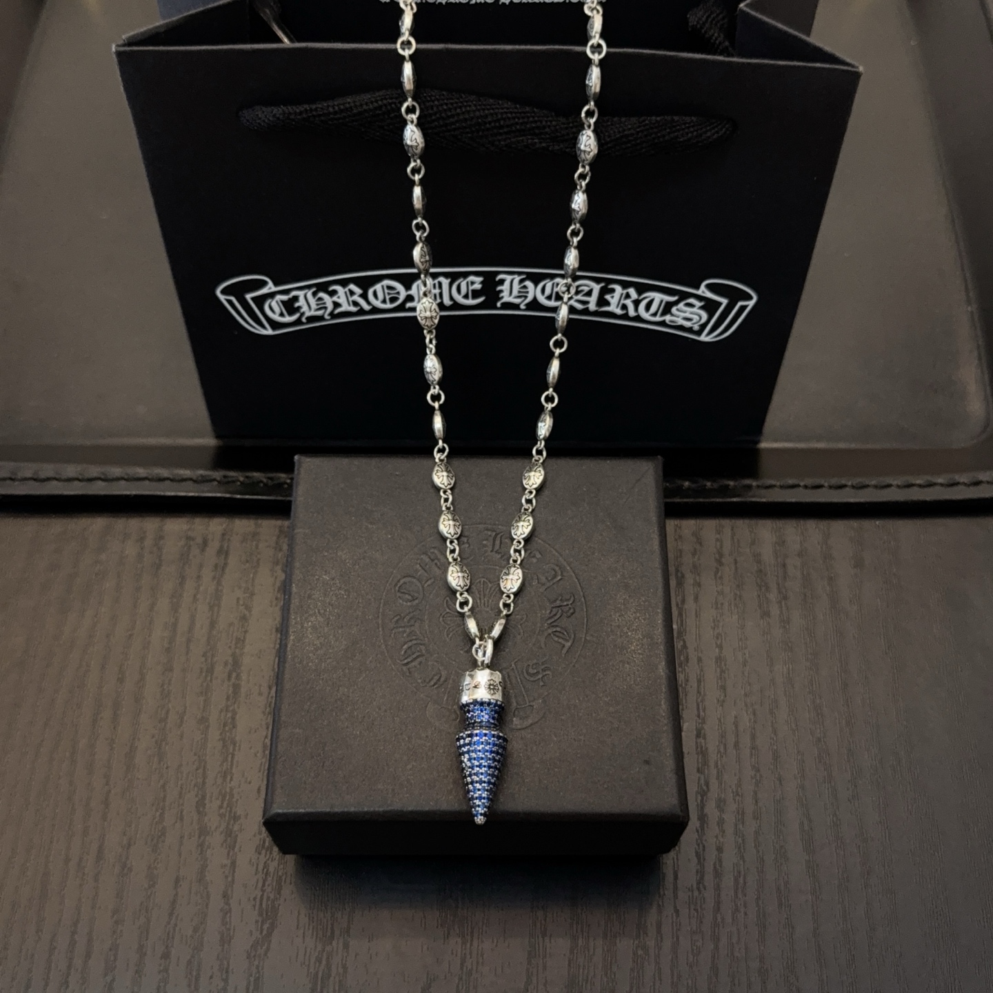 NO:558463,New [Counter Quality] Chrome Hearts Cross Flower Ball Necklace, Blue Diamond Bullet Pendant. Different pattern design styles with concave and convex shapes, showing a distinctive cross. The Scout flower is the symbol of Chrome Hearts, so it is more durable. Genuine pattern-printed Chrome Hearts distinguishes the ordinary light version in the market. Check the quality of the version. Look at the printing details. The degree of retro gray oxidation. Seiko version!  !  !  Purely handmade ~ Authentic open mold fashion essentials. Can be worn by both men and women. Same style for couples. Official website original. Rock punk Thai silver style. Retro elements. Trendy and versatile!  , jewelry boutique, chrome hearts, chrome hearts, necklace19860909新款【专柜品质】Chrome Hearts克罗心十字花球项链,蓝钻子弹吊坠 凹凸造型不同的花纹设计风格 呈现出与众不同 十字架 童军花是克罗心的志 所以更经久不衰 正品打版Chrome Hearts克罗心 区别市场普通轻版 对版对标品质 看字印细节 复古做旧灰氧程度.精工版本！！！ 纯手工打造 ～正品开模潮流时尚必备 男女均可佩戴 情侣同款 官网原版 摇滚朋克泰银风格 复古元素 潮流百搭！,饰品精品,chrome hearts,chrome hearts,necklace,Jewelry