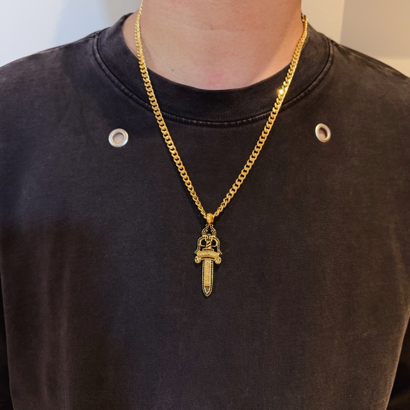 NO:558465,New [counter quality] Chrome Hearts classic necklace, blue diamond sword pendant. Different pattern design styles with concave and convex shapes, showing a distinctive cross. The Scout flower is the symbol of Chrome Hearts, so it is more durable. Genuine pattern-printed Chrome Hearts distinguishes the ordinary light version in the market. Check the quality of the version. Look at the printing details. The degree of retro gray oxidation. Seiko version!  !  !  Purely handmade ~ Authentic open mold fashion essentials. Can be worn by both men and women. Same style for couples. Official website original. Rock punk Thai silver style. Retro elements. Trendy and versatile!  , jewelry boutique, chrome hearts, chrome hearts, necklace19860909新款【专柜品质】Chrome Hearts克罗心经典项链,蓝钻宝剑吊坠 凹凸造型不同的花纹设计风格 呈现出与众不同 十字架 童军花是克罗心的志 所以更经久不衰 正品打版Chrome Hearts克罗心 区别市场普通轻版 对版对标品质 看字印细节 复古做旧灰氧程度.精工版本！！！ 纯手工打造 ～正品开模潮流时尚必备 男女均可佩戴 情侣同款 官网原版 摇滚朋克泰银风格 复古元素 潮流百搭！,饰品精品,chrome hearts,chrome hearts,necklace,Jewelry