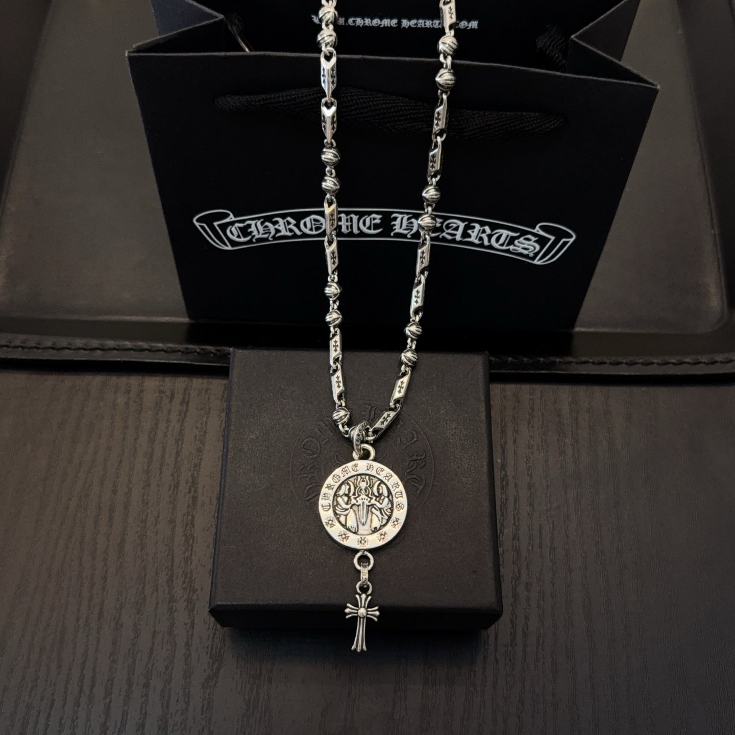 NO:558448,New [Counter Quality] Chrome Hearts Cross Flower Necklace, Virgin Sword Cross Pendant. The concave and convex shapes have different pattern design styles, showing a distinctive cross. The Scout flower is the symbol of Chrome Hearts, so it is more durable. Genuine pattern-printed Chrome Hearts distinguishes the ordinary light version in the market. Match the version and standard quality. Look at the printing details. The degree of retro ash oxidation. Seiko version!  !  !  Purely handmade ~ Authentic open mold fashion essentials. Can be worn by both men and women. Same style for couples. Official website original. Rock punk Thai silver style. Retro elements. Trendy and versatile!  , jewelry boutique, chrome hearts, chrome hearts, necklace19860909新款【专柜品质】Chrome Hearts克罗心十字花玩项链,圣母宝剑十字架吊坠 凹凸造型不同的花纹设计风格 呈现出与众不同 十字架 童军花是克罗心的志 所以更经久不衰 正品打版Chrome Hearts克罗心 区别市场普通轻版 对版对标品质 看字印细节 复古做旧灰氧程度.精工版本！！！ 纯手工打造 ～正品开模潮流时尚必备 男女均可佩戴 情侣同款 官网原版 摇滚朋克泰银风格 复古元素 潮流百搭！,饰品精品,chrome hearts,chrome hearts,necklace,Jewelry