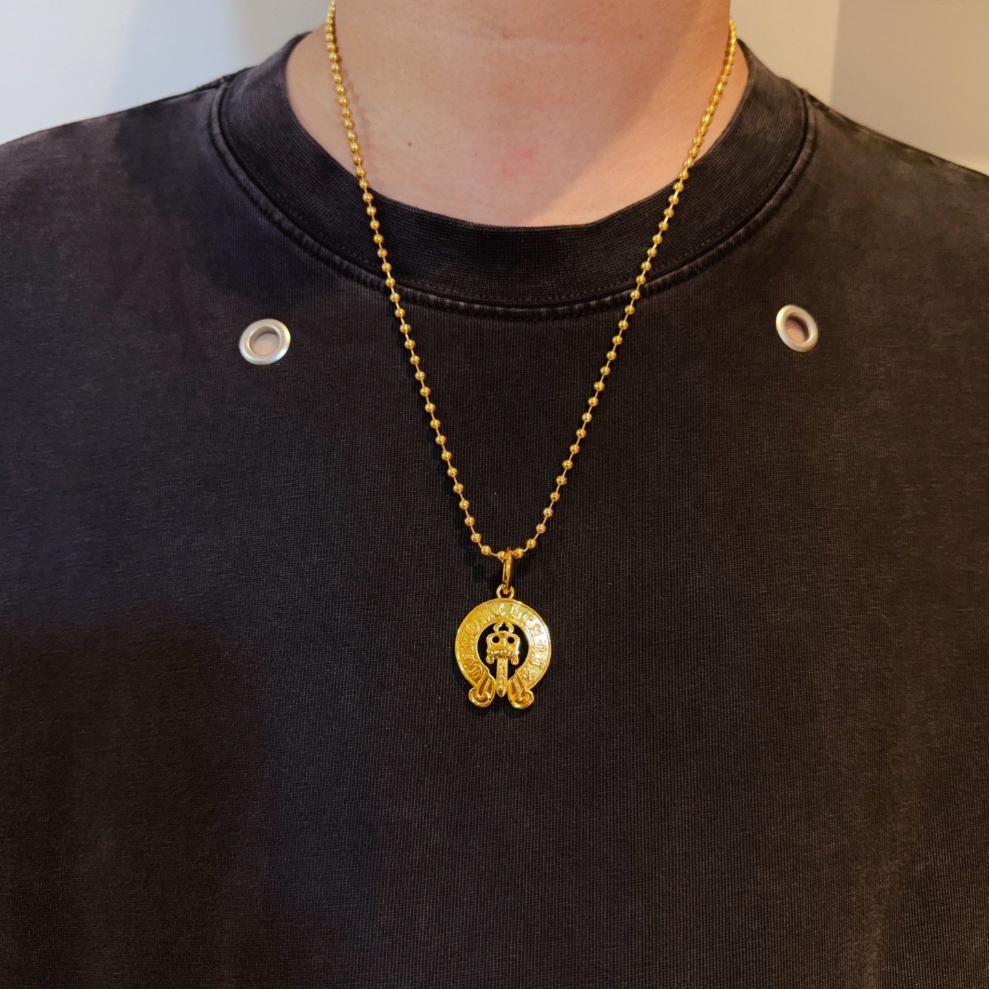 NO:558452,New [counter quality] Chrome Hearts bead frame necklace, horseshoe print sword pendant. Different pattern design styles with concave and convex shapes, showing a distinctive cross. The Scout flower is the symbol of Chrome Hearts, so it is more durable. Genuine pattern-printed Chrome Hearts distinguishes the ordinary light version in the market. Match the version and standard quality. Look at the printing details. The degree of retro ash oxidation. Seiko version!  !  !  Purely handmade ~ Authentic open mold fashion essentials. Can be worn by both men and women. Same style for couples. Official website original. Rock punk Thai silver style. Retro elements. Trendy and versatile!  , jewelry boutique, chrome hearts, chrome hearts, necklace19860909新款【专柜品质】Chrome Hearts克罗心圆珠架项链,马蹄印宝剑吊坠 凹凸造型不同的花纹设计风格 呈现出与众不同 十字架 童军花是克罗心的志 所以更经久不衰 正品打版Chrome Hearts克罗心 区别市场普通轻版 对版对标品质 看字印细节 复古做旧灰氧程度.精工版本！！！ 纯手工打造 ～正品开模潮流时尚必备 男女均可佩戴 情侣同款 官网原版 摇滚朋克泰银风格 复古元素 潮流百搭！,饰品精品,chrome hearts,chrome hearts,necklace,Jewelry