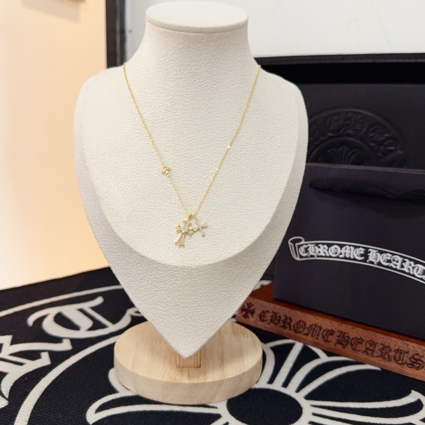 NO:558454,[Counter quality] Chrome Hearts Cross Necklace, with different concave and convex shapes, different pattern design styles, showing a distinctive cross. The Scout flower is the symbol of Chrome Hearts, so it is more durable. Genuine pattern-printed Chrome Hearts distinguishes the ordinary light version in the market. Check the quality of the version. Look at the printing details, the degree of retro gray oxidation. Seiko version!  !  !  Purely handmade ~ Authentic open mold fashion essentials. Can be worn by both men and women. Same style for couples. Official website original. Rock punk Thai silver style. Retro elements. Trendy and versatile!  , jewelry boutique, chrome hearts, chrome hearts, necklace19860909【专柜品质】Chrome Hearts克罗心十字架项链 ,凹凸造型不同的花纹设计风格 呈现出与众不同 十字架 童军花是克罗心的志 所以更经久不衰 正品打版Chrome Hearts克罗心 区别市场普通轻版 对版对标品质 看字印细节 复古做旧灰氧程度.精工版本！！！ 纯手工打造 ～正品开模潮流时尚必备 男女均可佩戴 情侣同款 官网原版 摇滚朋克泰银风格 复古元素 潮流百搭！,饰品精品,chrome hearts,chrome hearts,necklace,Jewelry