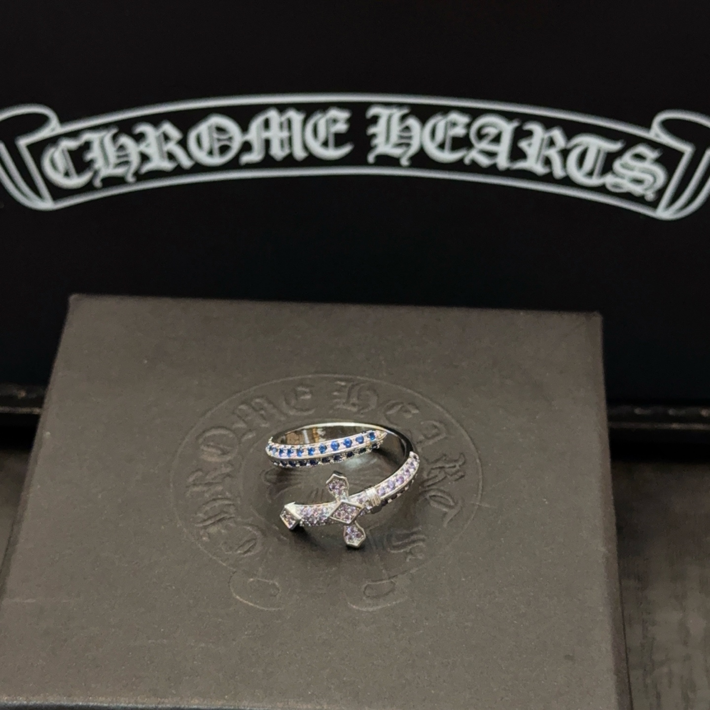 NO:558456,[Counter quality] Chrome Hearts classic retro cross ring. Different concave and convex shapes and different pattern design styles show a difference. The cross scout flower is the symbol of Chrome Hearts, so it is more durable. The genuine version of the Chrome Hearts Chrome Hearts necklace is different from the ordinary light version in the market. Check the version and benchmark quality. Look at the printing details. The degree of retro gray oxidation. Seiko version!  , jewelry boutique, chrome hearts, chrome hearts, necklace, ring19860909【专柜品质】Chrome Hearts克罗心经典复古十字架戒指 凹凸造型不同的花纹设计风格呈现出与众不同 十字架童军花是克罗心的标志 所以更经久不衰 正品打版Chrome Hearts克罗心项链区别市场普通轻版 对版对标品质 看字印细节 复古做旧灰氧程度.精工版本！,饰品精品,chrome hearts,chrome hearts,necklace,ring,Jewelry