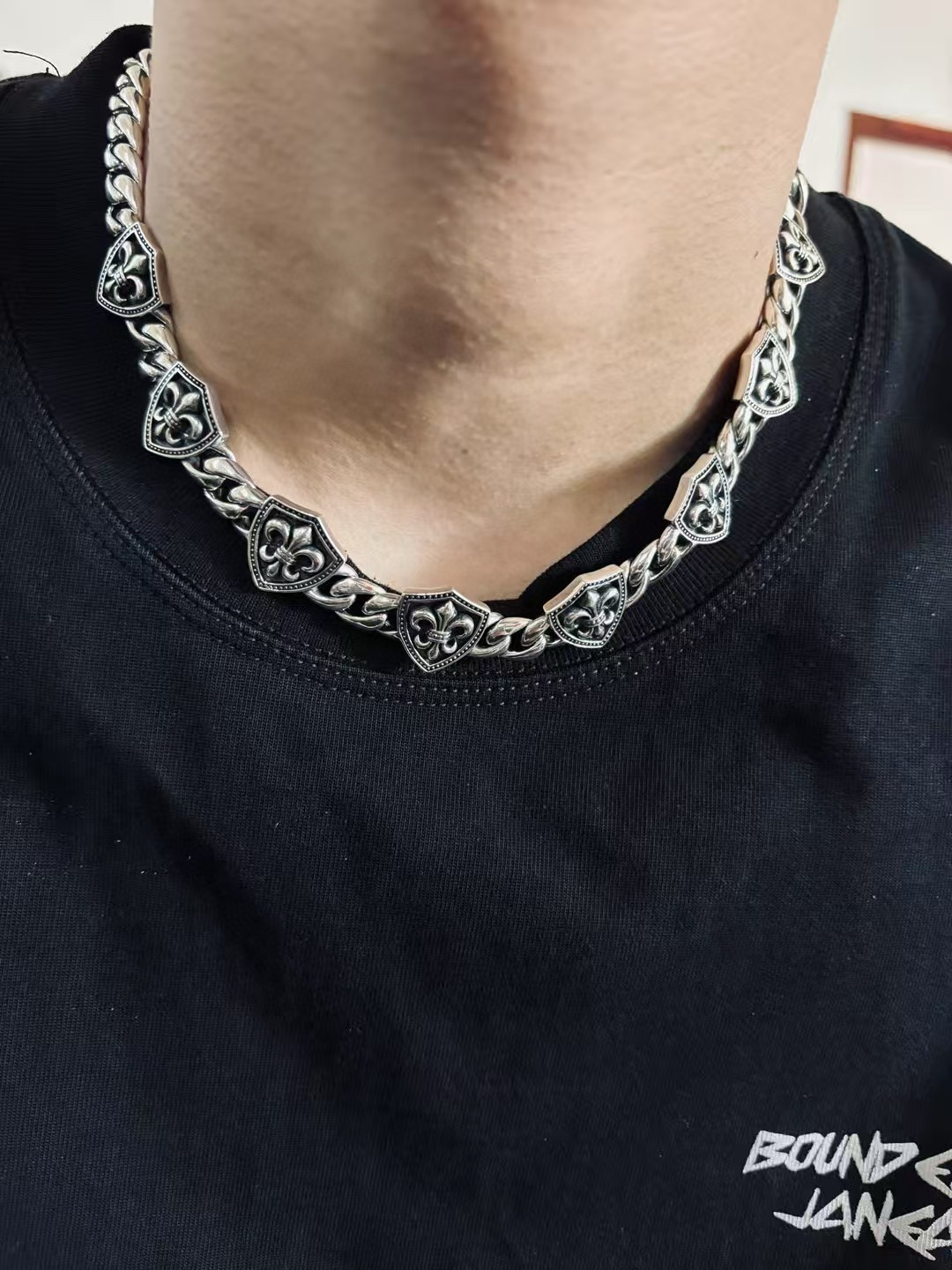 NO:558474,New [Counter Quality] Chrome Hearts Classic Scout Flower Cuban Clavicle Chain Necklace. The concave and convex shapes have different pattern design styles, showing a distinctive cross. The Scout Flower is the symbol of Chrome Hearts, so it is more durable. Authentic Chrome Hearts Chrome Hearts is different from the ordinary light version in the market. Check the quality of the version. Look at the printing details. The degree of retro gray oxidation. Seiko version!  !  !  Purely handmade ~ Authentic open mold fashion essentials. Can be worn by both men and women. Same style for couples. Official website original. Rock punk Thai silver style. Retro elements. Trendy and versatile!  , jewelry boutique, chrome hearts, chrome hearts, necklace19860909新款【专柜品质】Chrome Hearts克罗心经典童军花古巴锁骨链项链 凹凸造型不同的花纹设计风格 呈现出与众不同 十字架 童军花是克罗心的志 所以更经久不衰 正品打版Chrome Hearts克罗心 区别市场普通轻版 对版对标品质 看字印细节 复古做旧灰氧程度.精工版本！！！ 纯手工打造 ～正品开模潮流时尚必备 男女均可佩戴 情侣同款 官网原版 摇滚朋克泰银风格 复古元素 潮流百搭！,饰品精品,chrome hearts,chrome hearts,necklace,Jewelry