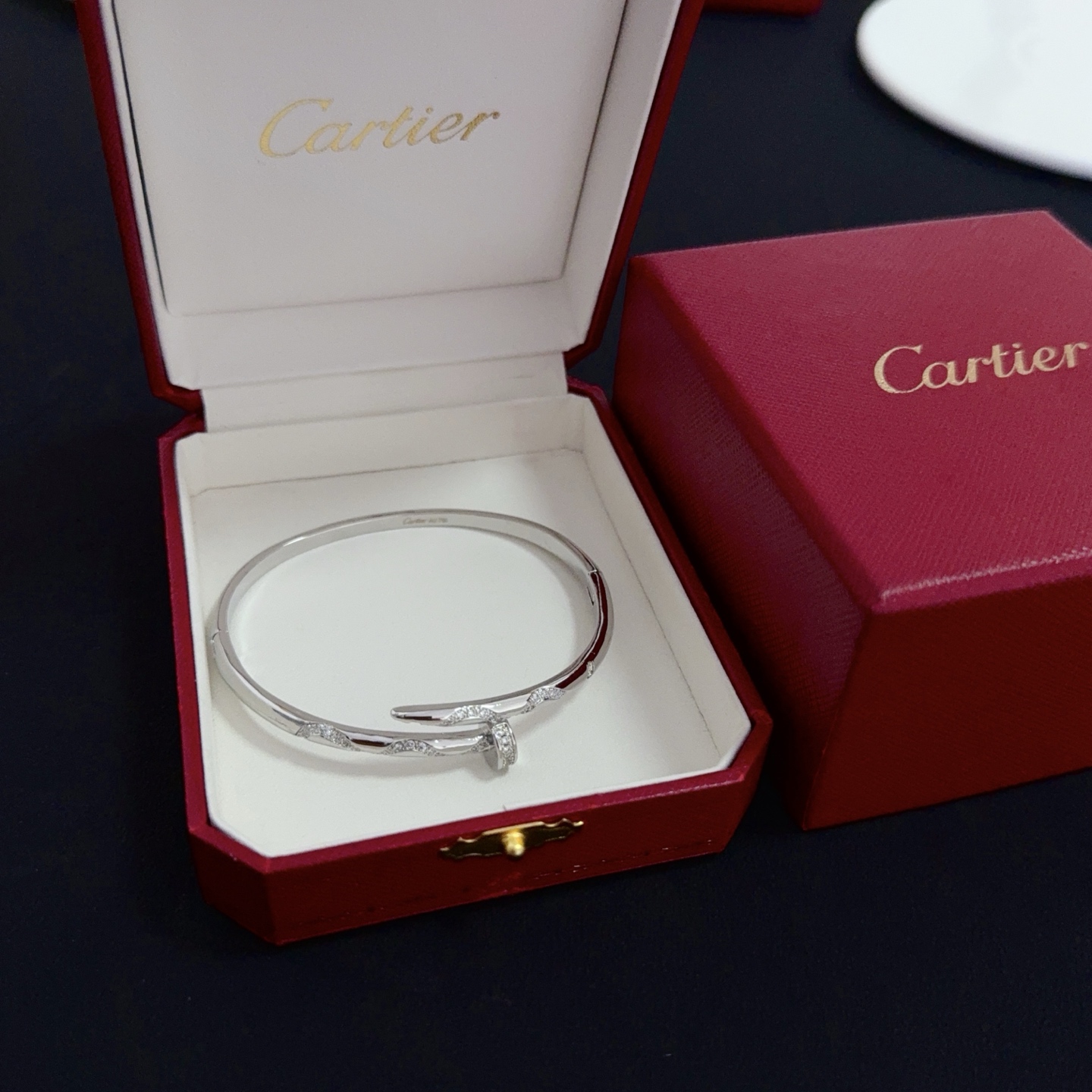 NO:558612,Cartier diamond-encrusted nail bracelet, high-end customized version, diamond-encrusted craftsmanship, V gold material, classic and fashionable style, reconstruct the aesthetics of love with sharp lines!  Breaking the rules, the diamond-encrusted design actually achieves the ceiling of high-end sense - no need for flashy accumulation, love should be as pure as ever. Cartier is loved by many celebrities and Internet celebrities. The Leopard series bracelet is absolutely an eternal classic, and it is not limited to men and women, and there is no age limit!  Wear it and you will be the center of attention!  , jewelry boutique, cartier, bracelet19860909卡地亚镶钻钉子手镯 高端定制版本 镶嵌钻工艺 V金材质 经典而时尚风格 用凌厉线条重构爱情美学！打破常规,镶嵌钻设计反而成就高级感天花板——无需浮华堆砌,爱本应纯粹如初 卡地亚受众多明星网红的爱戴 豹子系列手镯 绝对是永恒经典 而且男女不限 年龄不限 ！戴上它你就是焦点！,饰品精品,cartier,bracelet,Jewelry