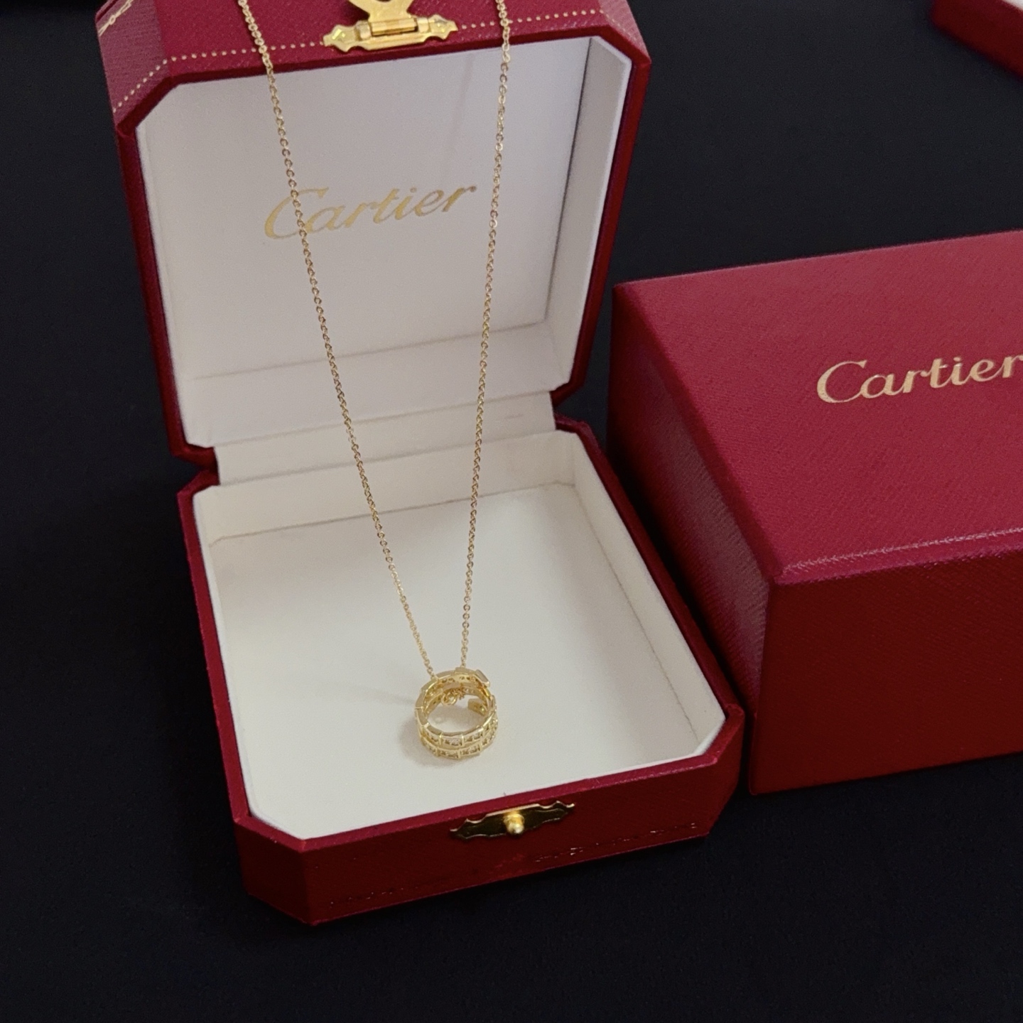 NO:558624,Cartier diamond-encrusted necklace, high-end customized version, diamond-encrusted craftsmanship, V gold material, classic and fashionable style, reconstruct the aesthetics of love with sharp lines!  Breaking the rules, the diamond-encrusted design actually achieves the ceiling of high-end sense - no need for flashy accumulation, love should be as pure as ever. Cartier is loved by many celebrities and Internet celebrities. The Leopard series bracelet is absolutely an eternal classic, and it is not limited to men and women, and there is no age limit!  Wear it and you will be the center of attention!  , jewelry boutique,cartier,necklace,bracelet19860909卡地亚镶钻项链 高端定制版本 镶嵌钻工艺 V金材质 经典而时尚风格 用凌厉线条重构爱情美学！打破常规,镶嵌钻设计反而成就高级感天花板——无需浮华堆砌,爱本应纯粹如初 卡地亚受众多明星网红的爱戴 豹子系列手镯 绝对是永恒经典 而且男女不限 年龄不限 ！戴上它你就是焦点！,饰品精品,cartier,necklace,bracelet,Jewelry