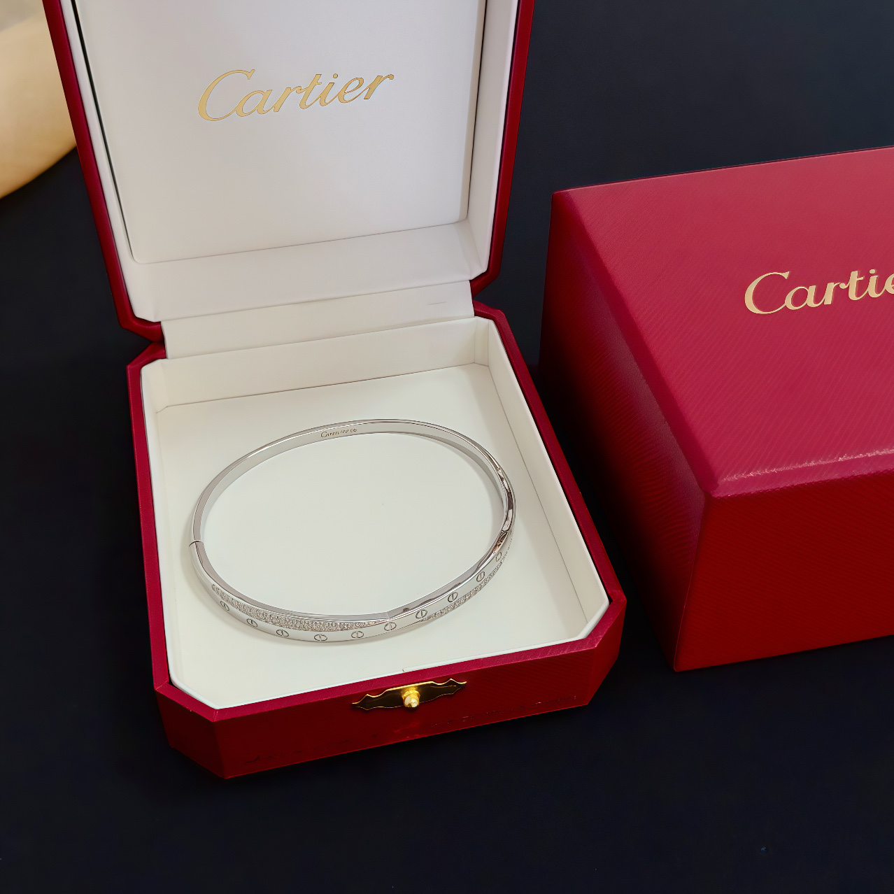 NO:558627,Cartier diamond-encrusted bracelet, high-end customized version, diamond-encrusted craftsmanship, V gold material, classic and fashionable style, reconstruct the aesthetics of love with sharp lines!  Breaking the rules, the diamond-encrusted design actually achieves the ceiling of high-end sense - no need for flashy accumulation, love should be as pure as ever. Cartier is loved by many celebrities and Internet celebrities. The Leopard series bracelet is absolutely an eternal classic, and it is not limited to men and women, and there is no age limit!  Wear it and you will be the center of attention!  , jewelry boutique, cartier, bracelet19860909卡地亚镶钻手镯 高端定制版本 镶嵌钻工艺 V金材质 经典而时尚风格 用凌厉线条重构爱情美学！打破常规,镶嵌钻设计反而成就高级感天花板——无需浮华堆砌,爱本应纯粹如初 卡地亚受众多明星网红的爱戴 豹子系列手镯 绝对是永恒经典 而且男女不限 年龄不限 ！戴上它你就是焦点！,饰品精品,cartier,bracelet,Jewelry