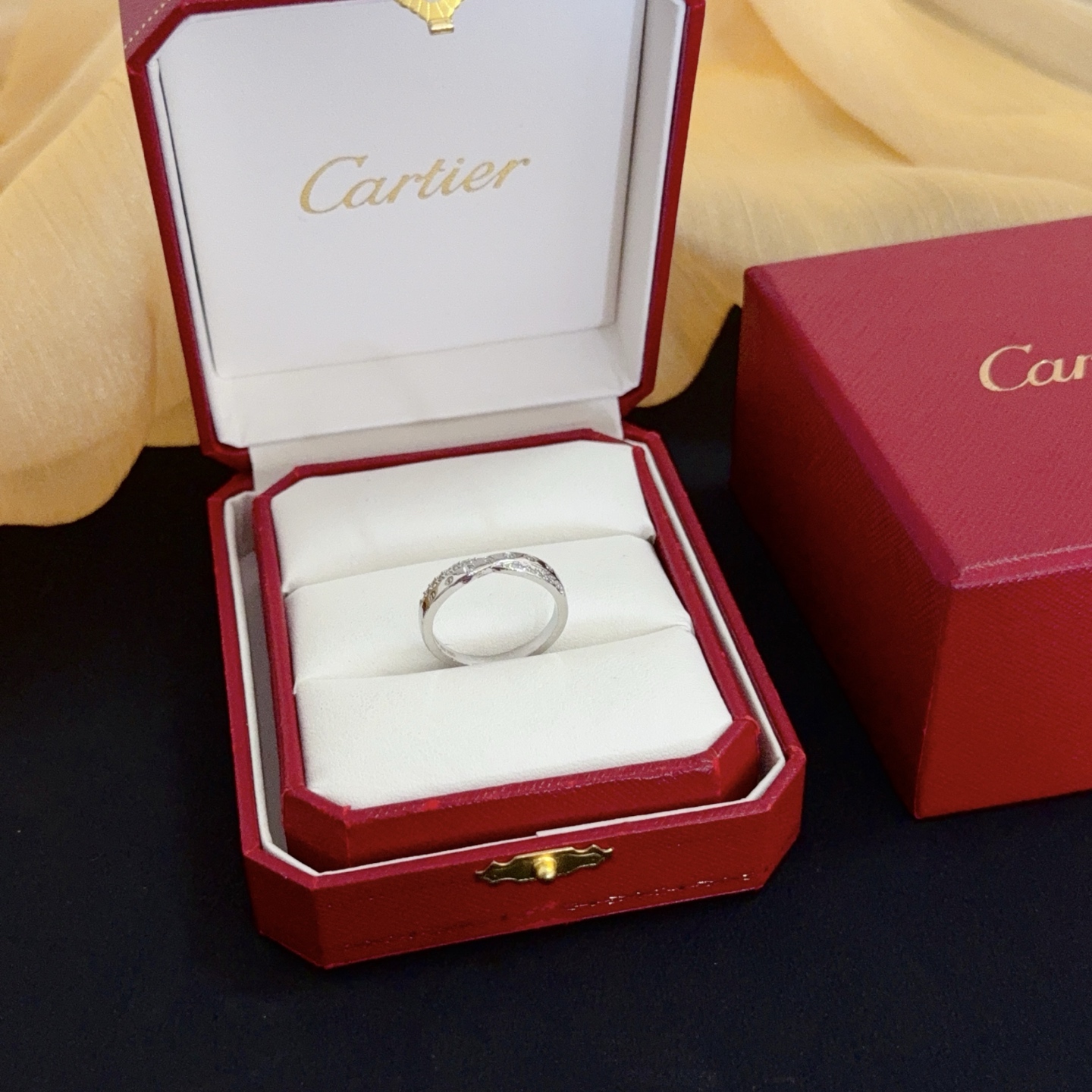 NO:558630,Cartier diamond-set ring, high-end customized version, diamond-set technology, V gold material, classic and fashionable style, using sharp lines to reconstruct the aesthetics of love!  Breaking the rules, the diamond-encrusted design actually achieves the ceiling of high-end sense - no need for flashy accumulation, love should be as pure as ever. Cartier is loved by many celebrities and Internet celebrities. The Leopard series bracelet is absolutely an eternal classic, and it is not limited to men and women, and there is no age limit!  Wear it and you will be the center of attention!  , jewelry boutique, cartier, ring, bracelet19860909卡地亚镶钻戒指 高端定制版本 镶嵌钻工艺 V金材质 经典而时尚风格 用凌厉线条重构爱情美学！打破常规,镶嵌钻设计反而成就高级感天花板——无需浮华堆砌,爱本应纯粹如初 卡地亚受众多明星网红的爱戴 豹子系列手镯 绝对是永恒经典 而且男女不限 年龄不限 ！戴上它你就是焦点！,饰品精品,cartier,ring,bracelet,Jewelry