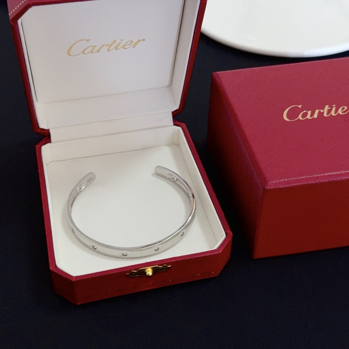 NO:558633,Cartier diamond-encrusted bracelet, high-end customized version, diamond-encrusted craftsmanship, V gold material, classic and fashionable style, reconstruct the aesthetics of love with sharp lines!  Breaking the rules, the diamond-encrusted design actually achieves the ceiling of high-end sense - no need for flashy accumulation, love should be as pure as ever. Cartier is loved by many celebrities and Internet celebrities. The Leopard series bracelet is absolutely an eternal classic, and it is not limited to men and women, and there is no age limit!  Wear it and you will be the center of attention!  , jewelry boutique, cartier, bracelet19860909卡地亚镶钻手镯 高端定制版本 镶嵌钻工艺 V金材质 经典而时尚风格 用凌厉线条重构爱情美学！打破常规,镶嵌钻设计反而成就高级感天花板——无需浮华堆砌,爱本应纯粹如初 卡地亚受众多明星网红的爱戴 豹子系列手镯 绝对是永恒经典 而且男女不限 年龄不限 ！戴上它你就是焦点！,饰品精品,cartier,bracelet,Jewelry