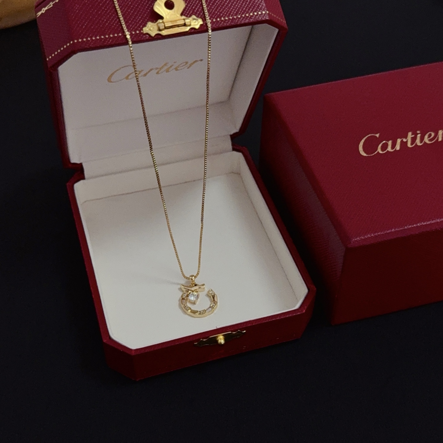 NO:558636,Cartier diamond-encrusted necklace, high-end customized version, diamond-encrusted craftsmanship, V gold material, classic and fashionable style, reconstruct the aesthetics of love with sharp lines!  Breaking the rules, the diamond-encrusted design actually achieves the ceiling of high-end sense - no need for flashy accumulation, love should be as pure as ever. Cartier is loved by many celebrities and Internet celebrities. The Leopard series bracelet is absolutely an eternal classic, and it is not limited to men and women, and there is no age limit!  Wear it and you will be the center of attention!  , jewelry boutique,cartier,necklace,bracelet19860909卡地亚镶钻项链 高端定制版本 镶嵌钻工艺 V金材质 经典而时尚风格 用凌厉线条重构爱情美学！打破常规,镶嵌钻设计反而成就高级感天花板——无需浮华堆砌,爱本应纯粹如初 卡地亚受众多明星网红的爱戴 豹子系列手镯 绝对是永恒经典 而且男女不限 年龄不限 ！戴上它你就是焦点！,饰品精品,cartier,necklace,bracelet,Jewelry