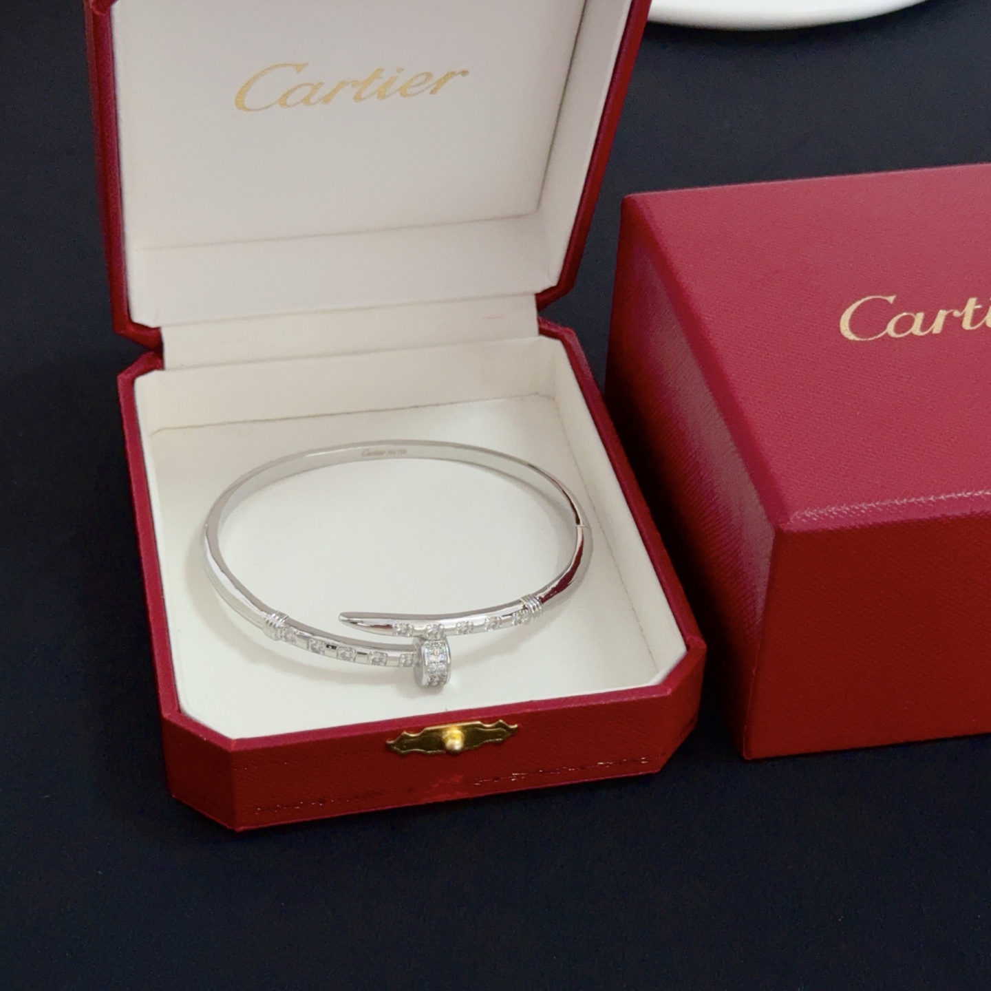 NO:558639,Cartier diamond-encrusted bracelet, high-end customized version, diamond-encrusted craftsmanship, V gold material, classic and fashionable style, reconstruct the aesthetics of love with sharp lines!  Breaking the rules, the diamond-encrusted design actually achieves the ceiling of high-end sense - no need for flashy accumulation, love should be as pure as ever. Cartier is loved by many celebrities and Internet celebrities. The Leopard series bracelet is absolutely an eternal classic, and it is not limited to men and women, and there is no age limit!  Wear it and you will be the center of attention!  , jewelry boutique, cartier, bracelet19860909卡地亚镶钻手镯 高端定制版本 镶嵌钻工艺 V金材质 经典而时尚风格 用凌厉线条重构爱情美学！打破常规,镶嵌钻设计反而成就高级感天花板——无需浮华堆砌,爱本应纯粹如初 卡地亚受众多明星网红的爱戴 豹子系列手镯 绝对是永恒经典 而且男女不限 年龄不限 ！戴上它你就是焦点！,饰品精品,cartier,bracelet,Jewelry