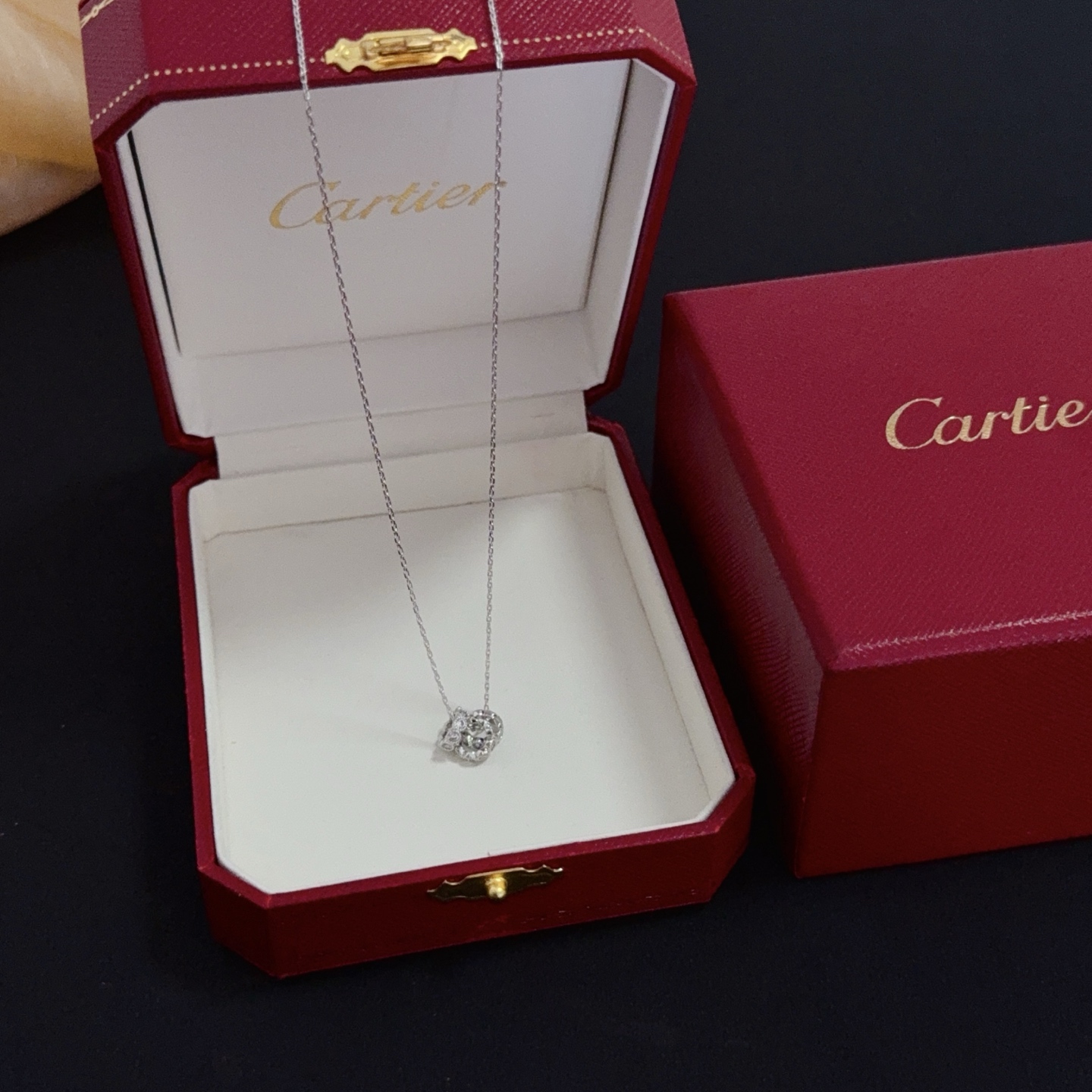 NO:558644,Cartier diamond-encrusted necklace, high-end customized version, diamond-encrusted craftsmanship, V gold material, classic and fashionable style, reconstruct the aesthetics of love with sharp lines!  Breaking the rules, the diamond-encrusted design actually achieves the ceiling of high-end sense - no need for flashy accumulation, love should be as pure as ever. Cartier is loved by many celebrities and Internet celebrities. The Leopard series bracelet is absolutely an eternal classic, and it is not limited to men and women, and there is no age limit!  Wear it and you will be the center of attention!  , jewelry boutique,cartier,necklace,bracelet19860909卡地亚镶钻项链 高端定制版本 镶嵌钻工艺 V金材质 经典而时尚风格 用凌厉线条重构爱情美学！打破常规,镶嵌钻设计反而成就高级感天花板——无需浮华堆砌,爱本应纯粹如初 卡地亚受众多明星网红的爱戴 豹子系列手镯 绝对是永恒经典 而且男女不限 年龄不限 ！戴上它你就是焦点！,饰品精品,cartier,necklace,bracelet,Jewelry