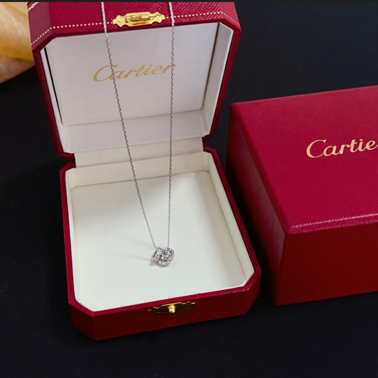 NO:558652,Cartier diamond-encrusted necklace, high-end customized version, diamond-encrusted craftsmanship, V gold material, classic and fashionable style, reconstruct the aesthetics of love with sharp lines!  Breaking the rules, the diamond-encrusted design actually achieves the ceiling of high-end sense - no need for flashy accumulation, love should be as pure as ever. Cartier is loved by many celebrities and Internet celebrities. The Leopard series bracelet is absolutely an eternal classic, and it is not limited to men and women, and there is no age limit!  Wear it and you will be the center of attention!  , jewelry boutique,cartier,necklace,bracelet19860909卡地亚镶钻项链 高端定制版本 镶嵌钻工艺 V金材质 经典而时尚风格 用凌厉线条重构爱情美学！打破常规,镶嵌钻设计反而成就高级感天花板——无需浮华堆砌,爱本应纯粹如初 卡地亚受众多明星网红的爱戴 豹子系列手镯 绝对是永恒经典 而且男女不限 年龄不限 ！戴上它你就是焦点！,饰品精品,cartier,necklace,bracelet,Jewelry